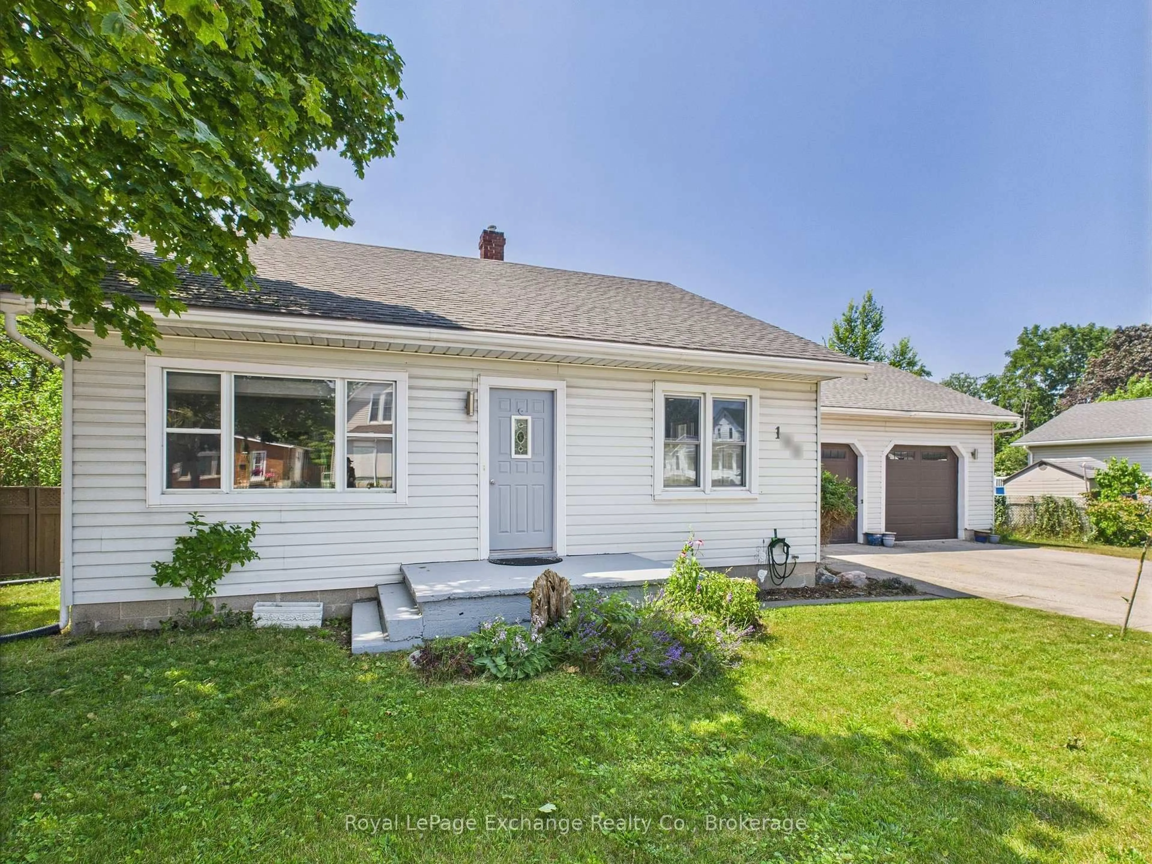 Home with vinyl exterior material, street for 152 Bayfield Rd, Goderich Ontario N7A 3G3
