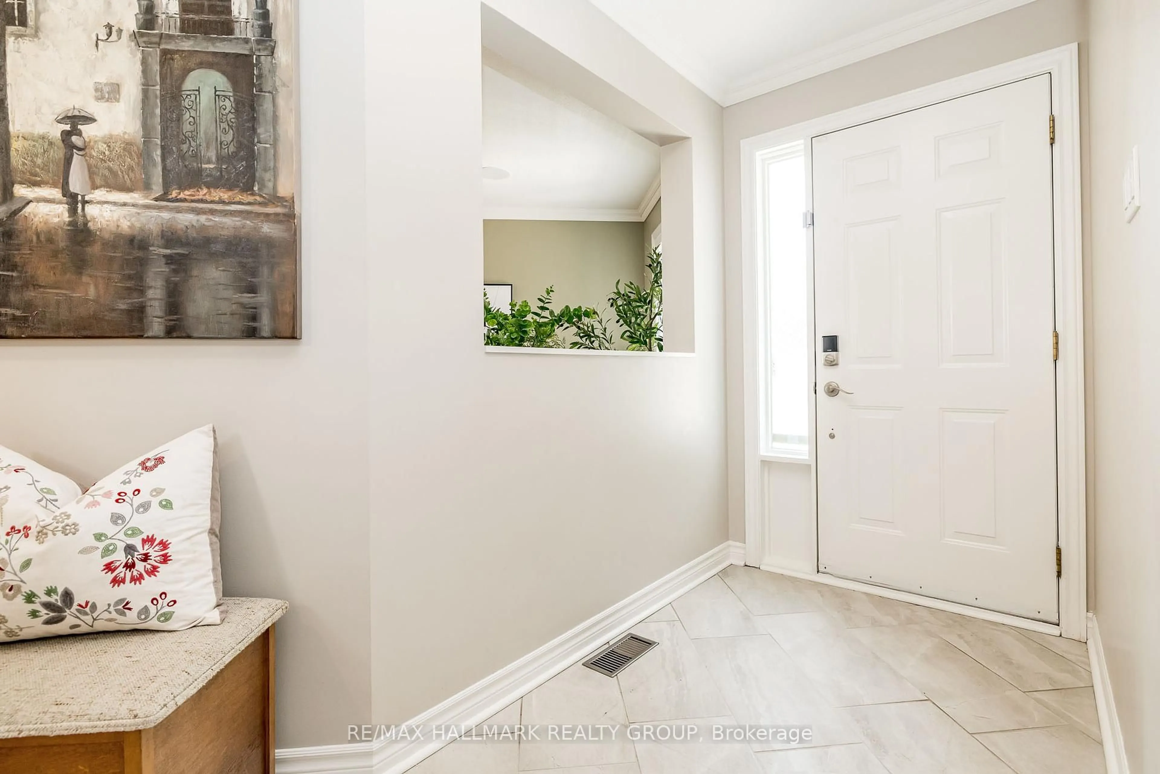 Indoor entryway for 4 Gros Morne Crt, Ottawa Ontario K2M 2W7