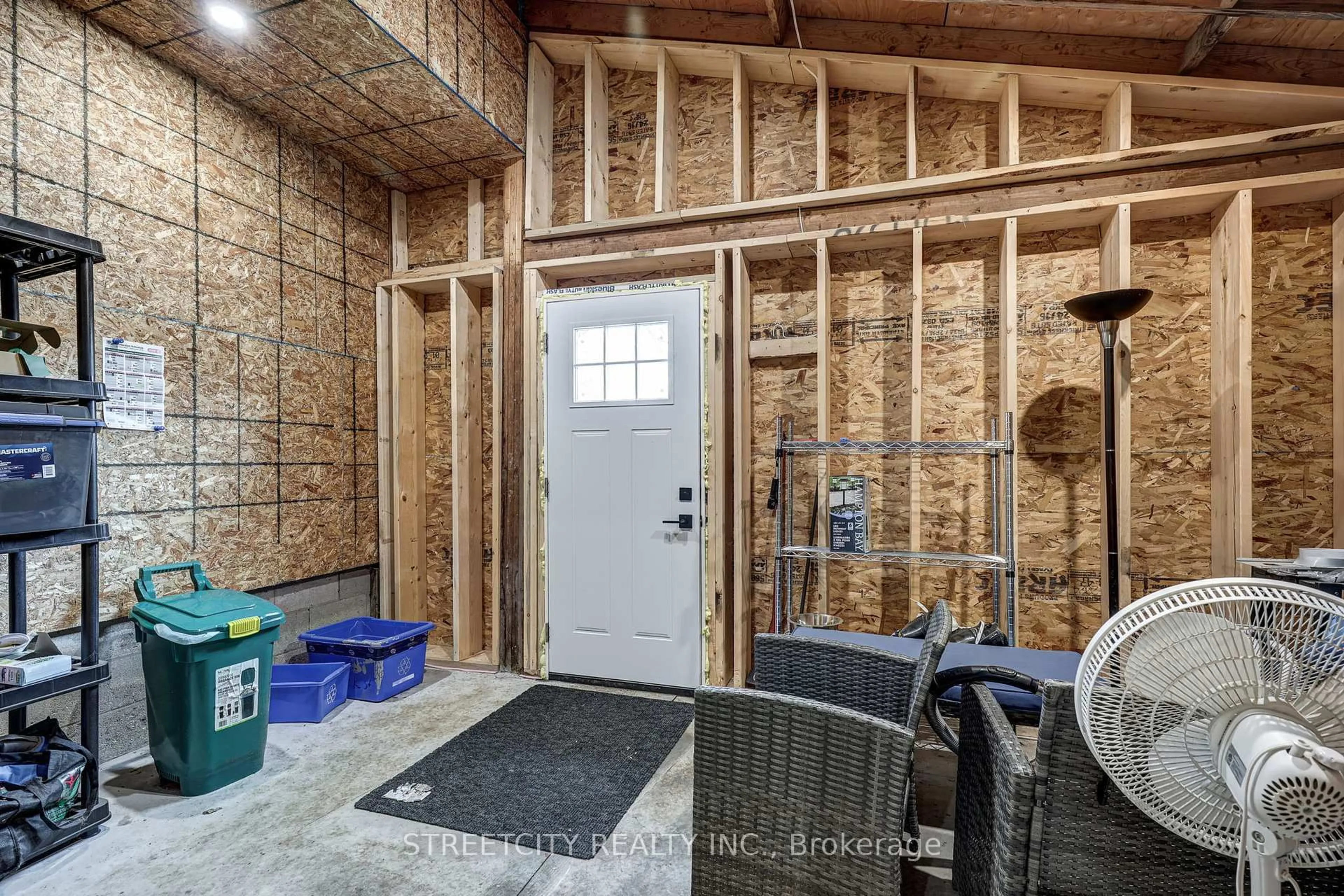 Indoor entryway for 1163 York St, London East Ontario N5W 2T8