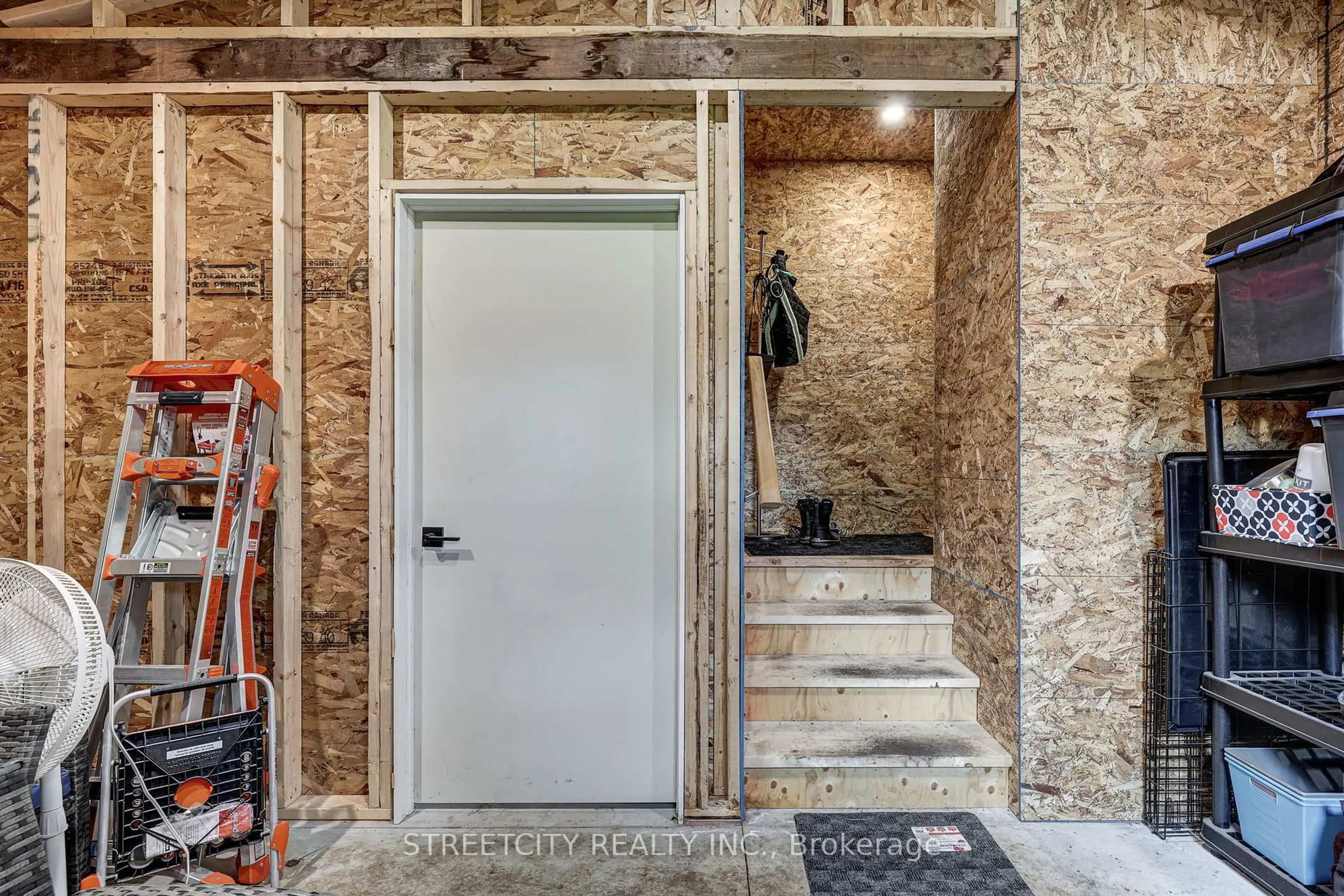 Indoor entryway for 1163 York St, London East Ontario N5W 2T8