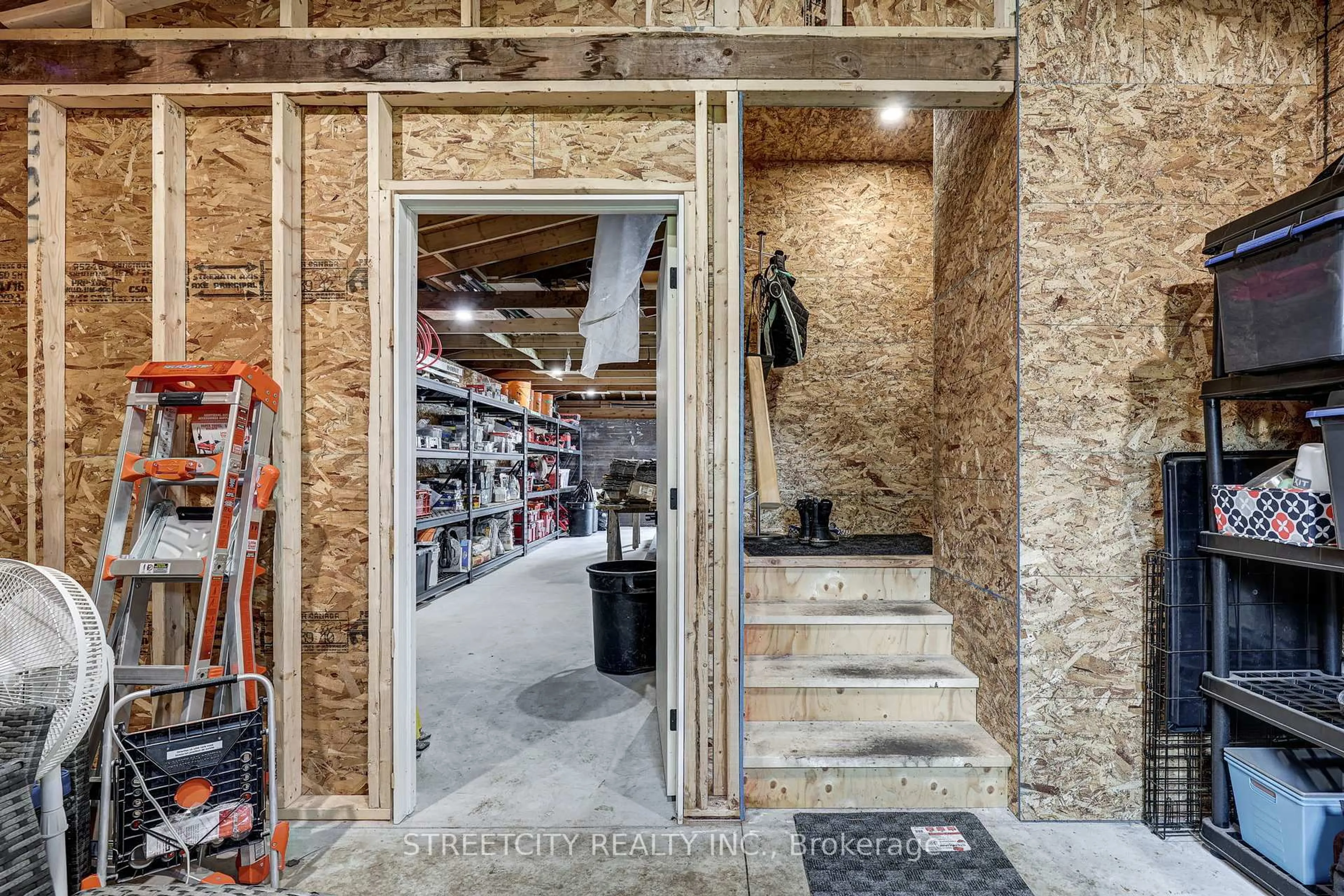 Indoor foyer for 1163 York St, London East Ontario N5W 2T8