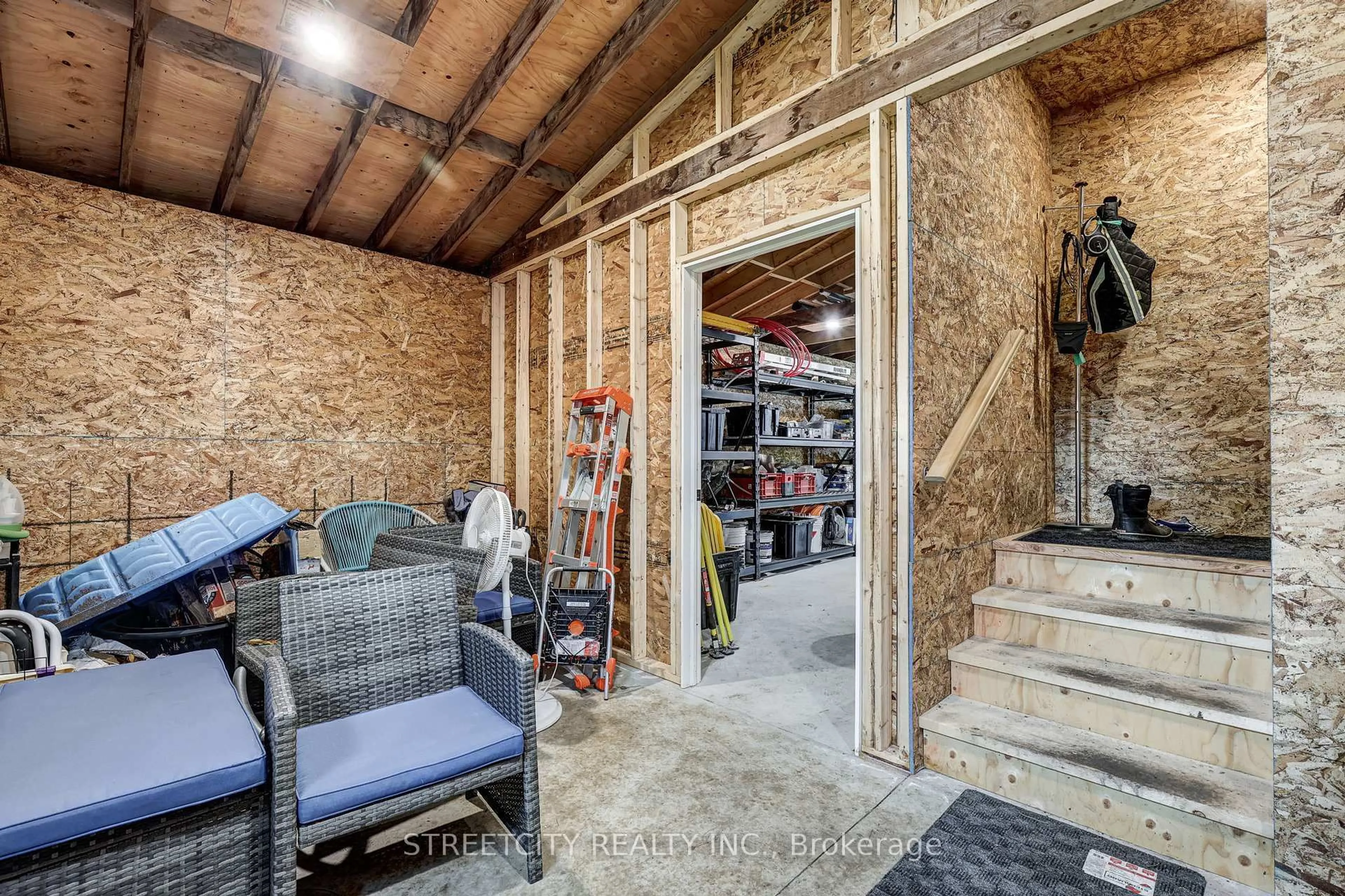Indoor garage for 1163 York St, London East Ontario N5W 2T8