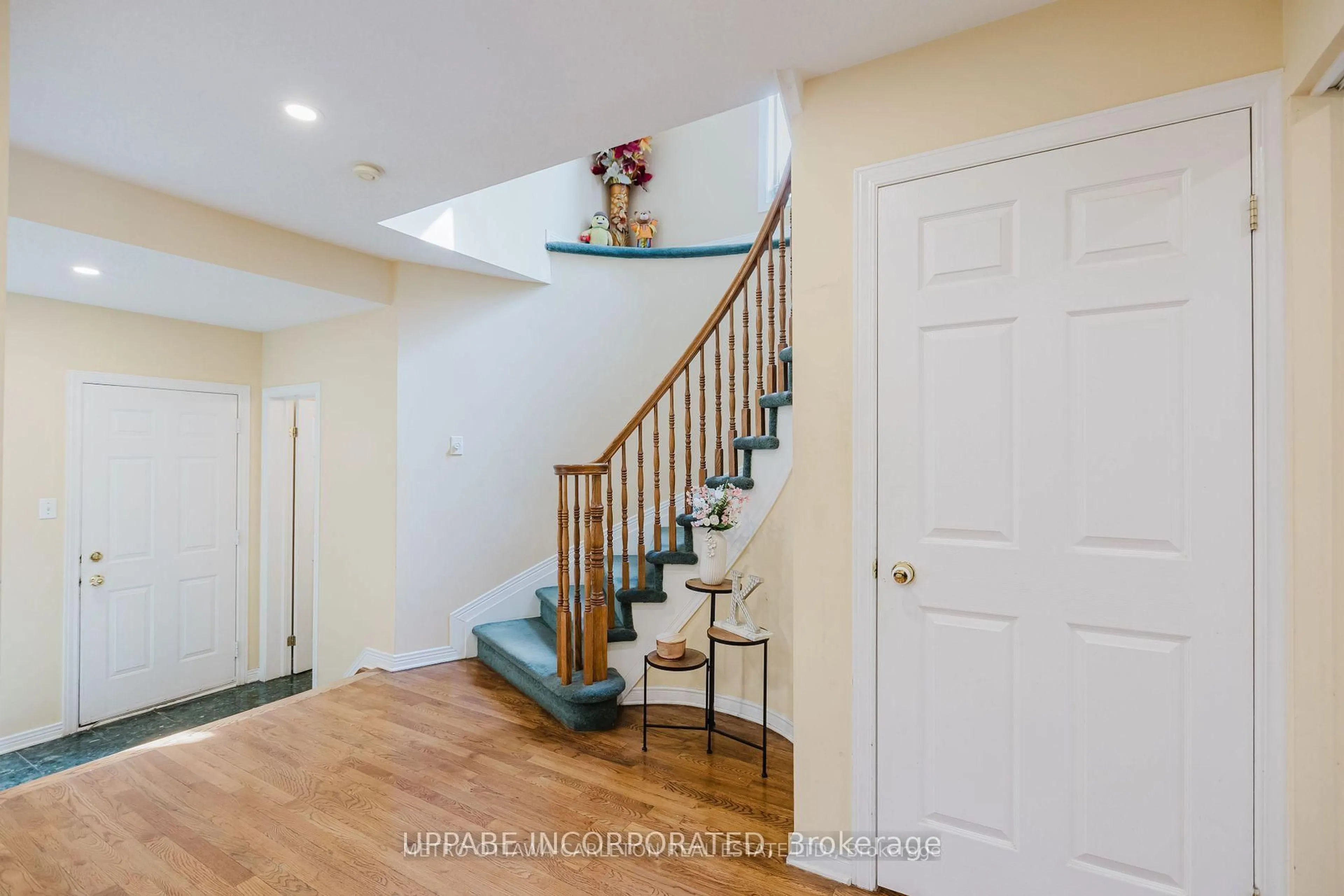 Indoor entryway for 28 Armagh Way, Ottawa Ontario K2J 4C3