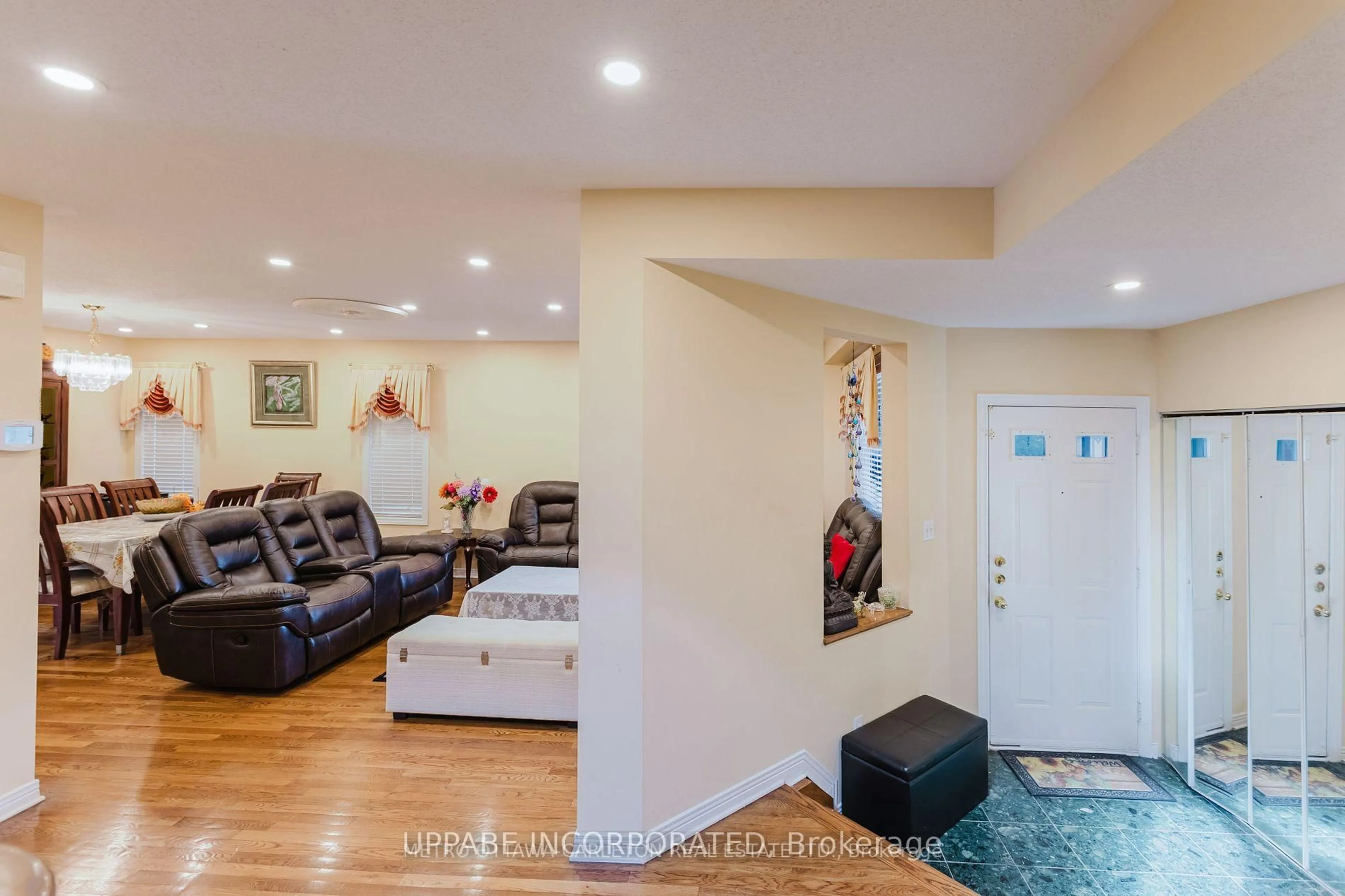 Unknown for 28 Armagh Way, Ottawa Ontario K2J 4C3