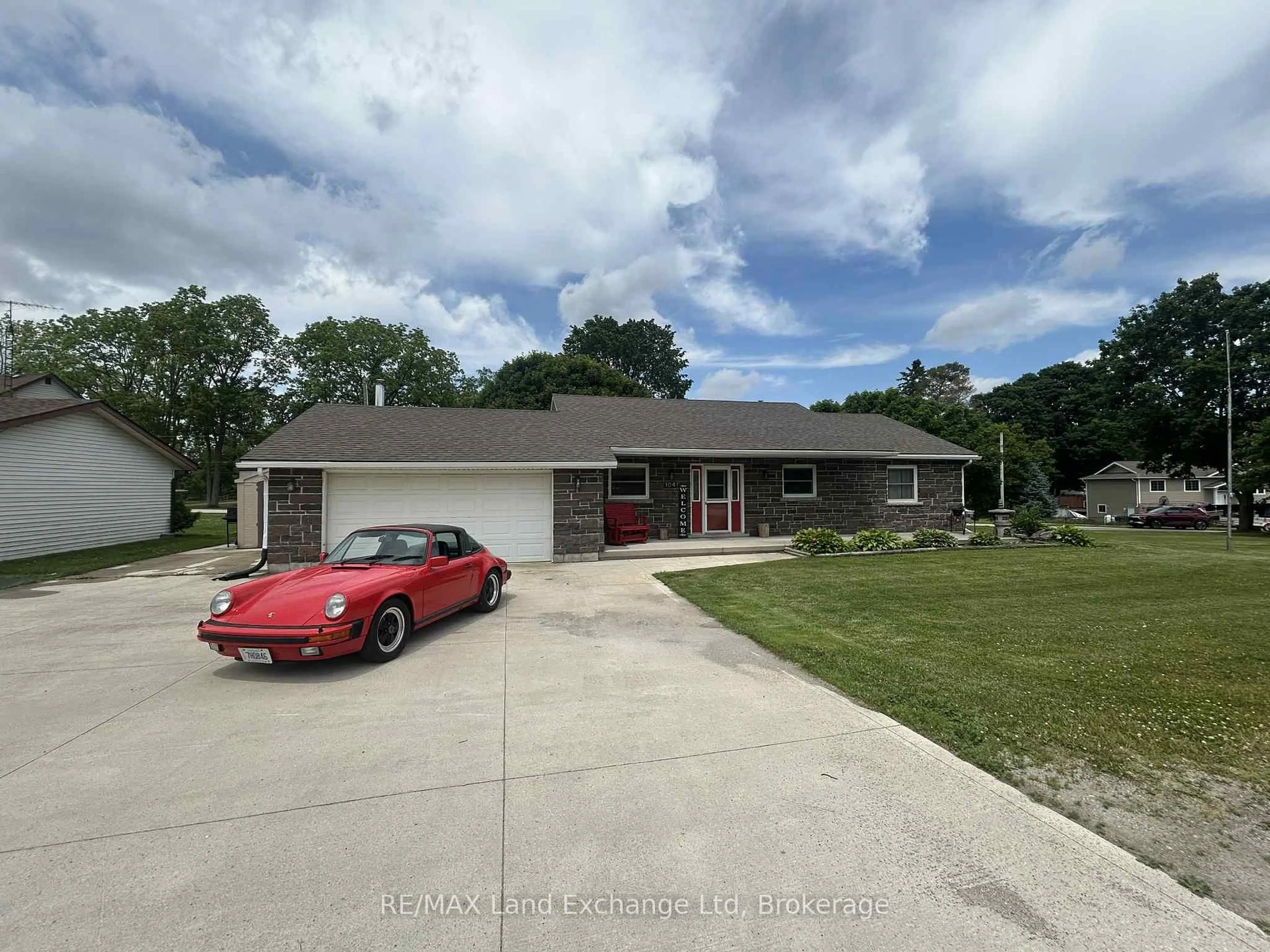 A pic from outside/outdoor area/front of a property/back of a property/a pic from drone, street for 1041 Main St, Howick Ontario N0G 2X0