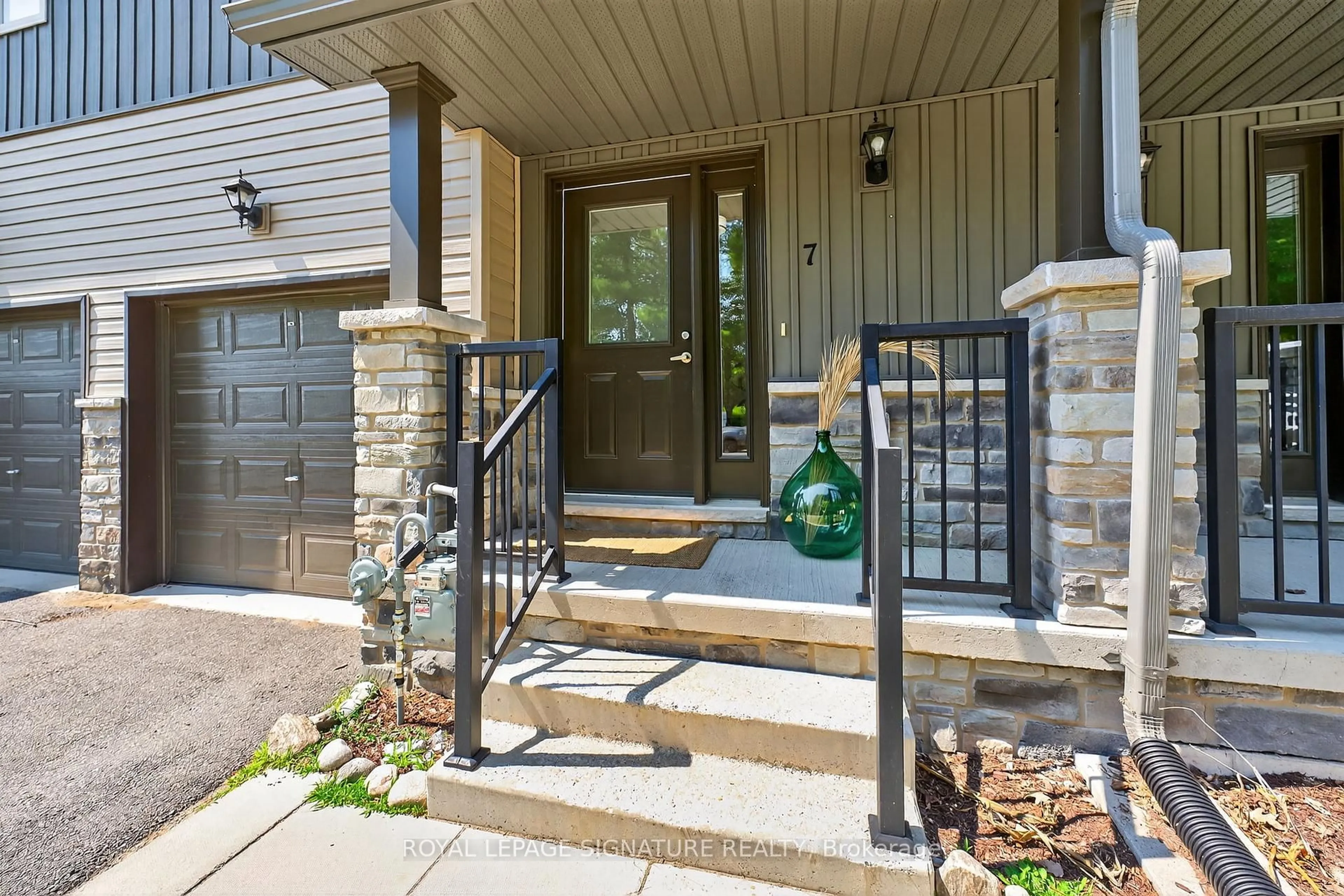 Indoor entryway for 393 Manitoba St #7, Bracebridge Ontario P1L 1B4