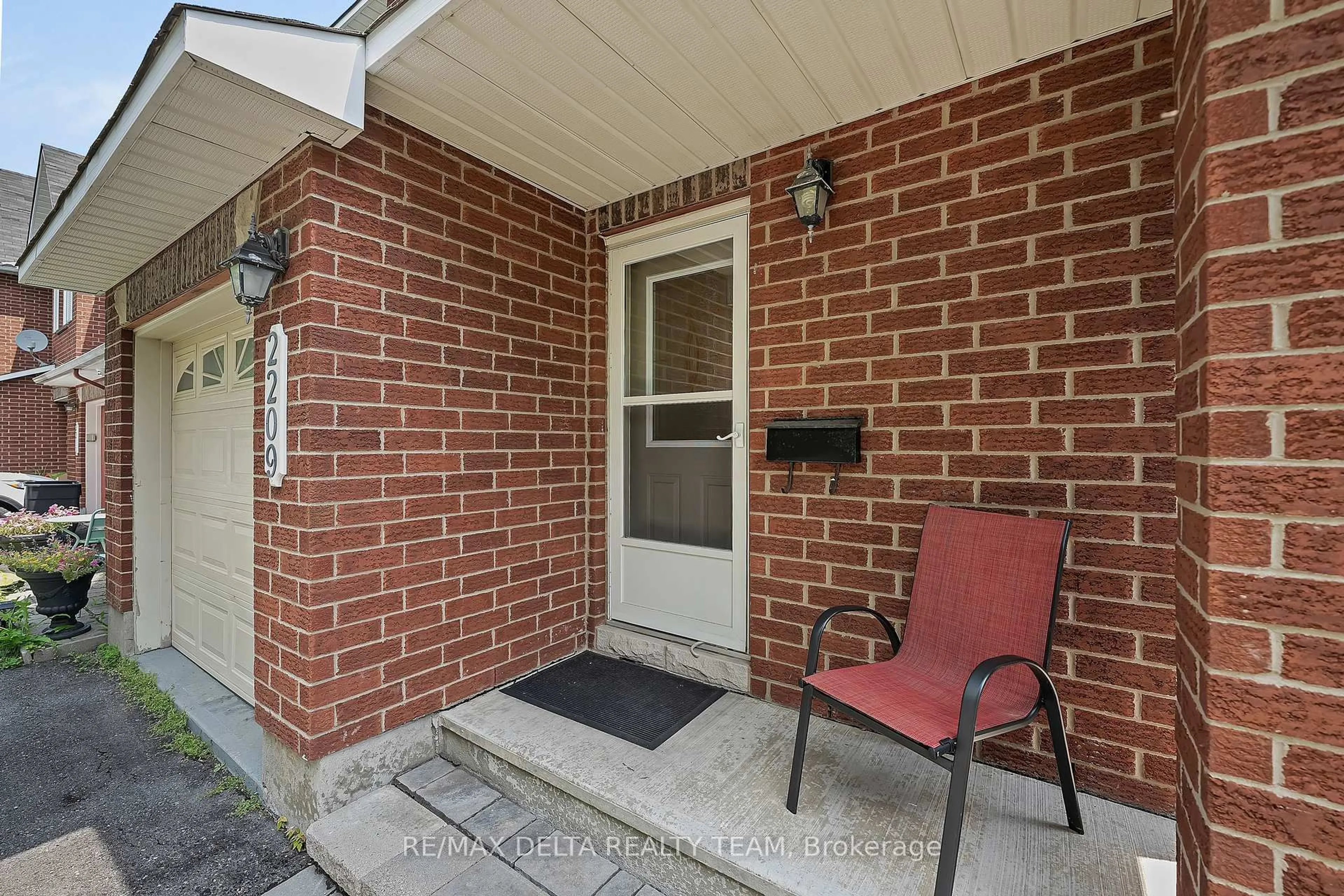 Patio, street for 2209 Silverado Cres, Ottawa Ontario K4A 4V2