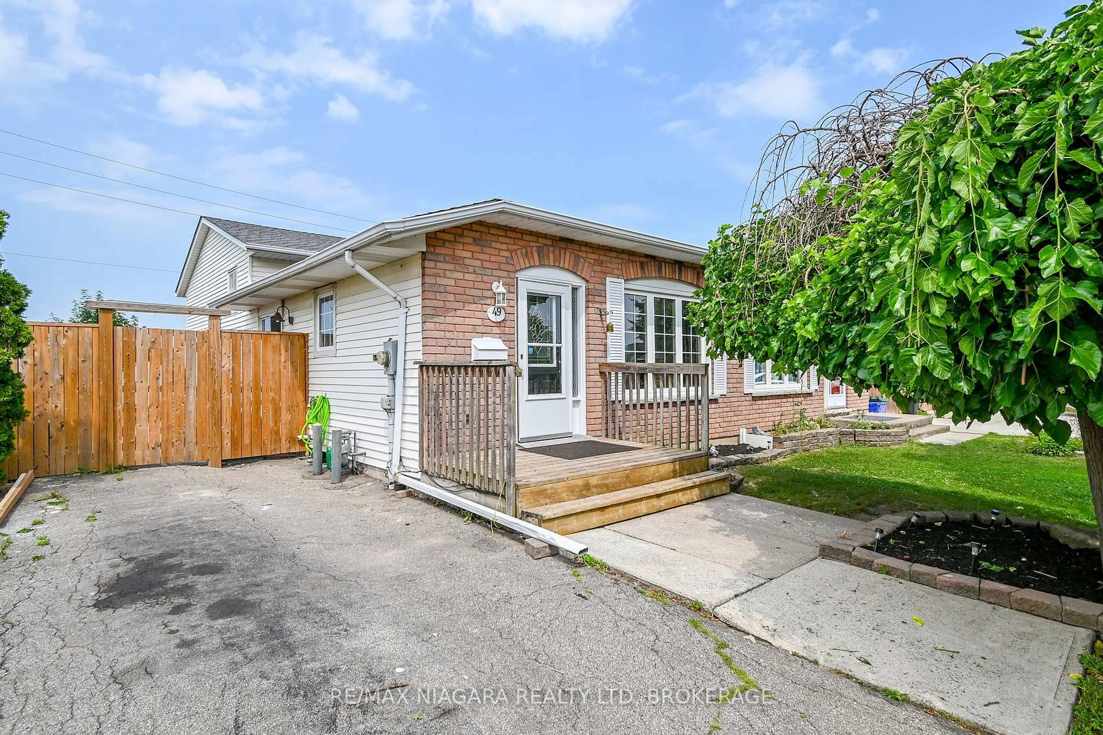 Home with brick exterior material, street for 49 Autumn Pl, St. Catharines Ontario L2P 3W6