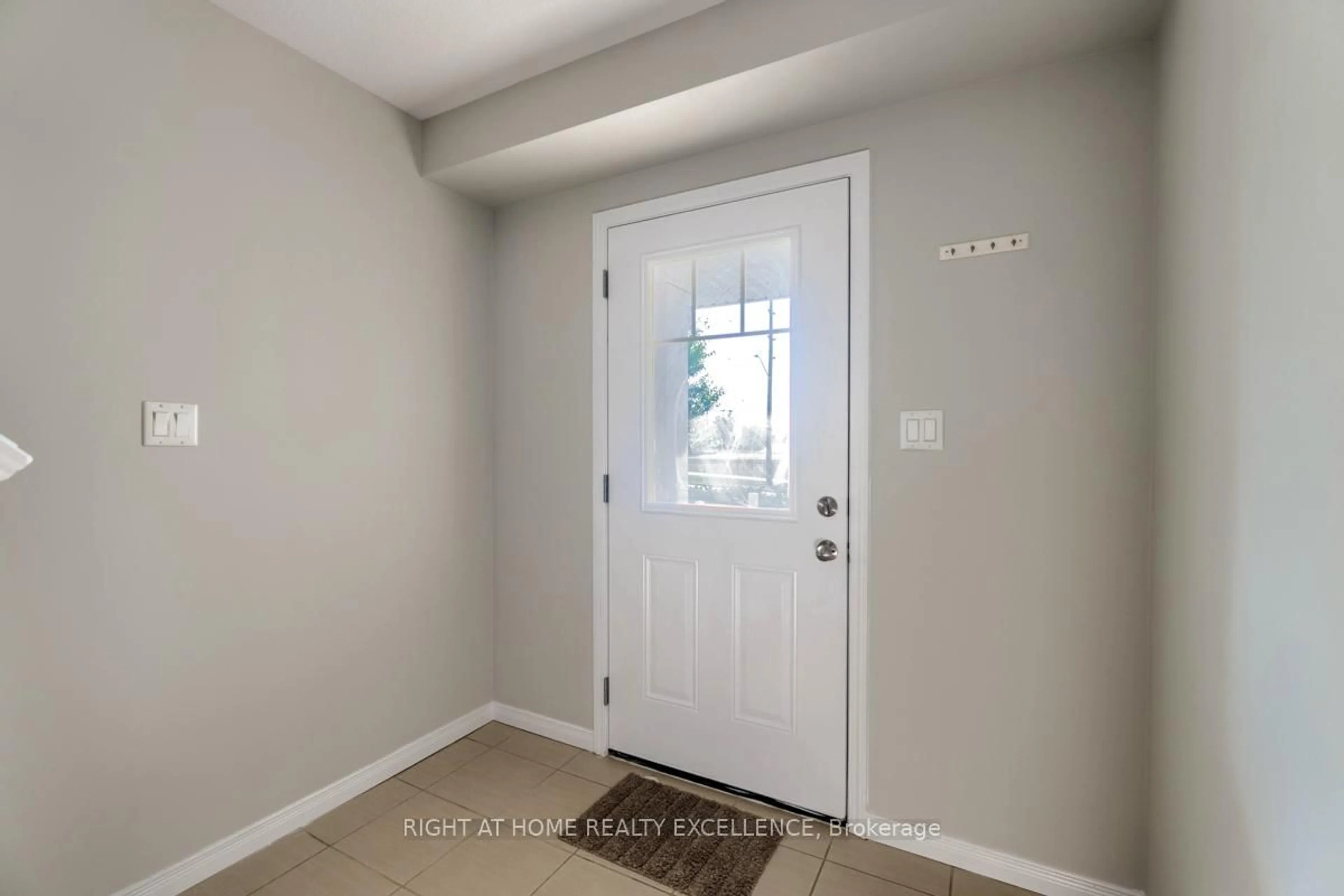 Indoor entryway for 1971 Ottawa St, Kitchener Ontario N2E 0G7