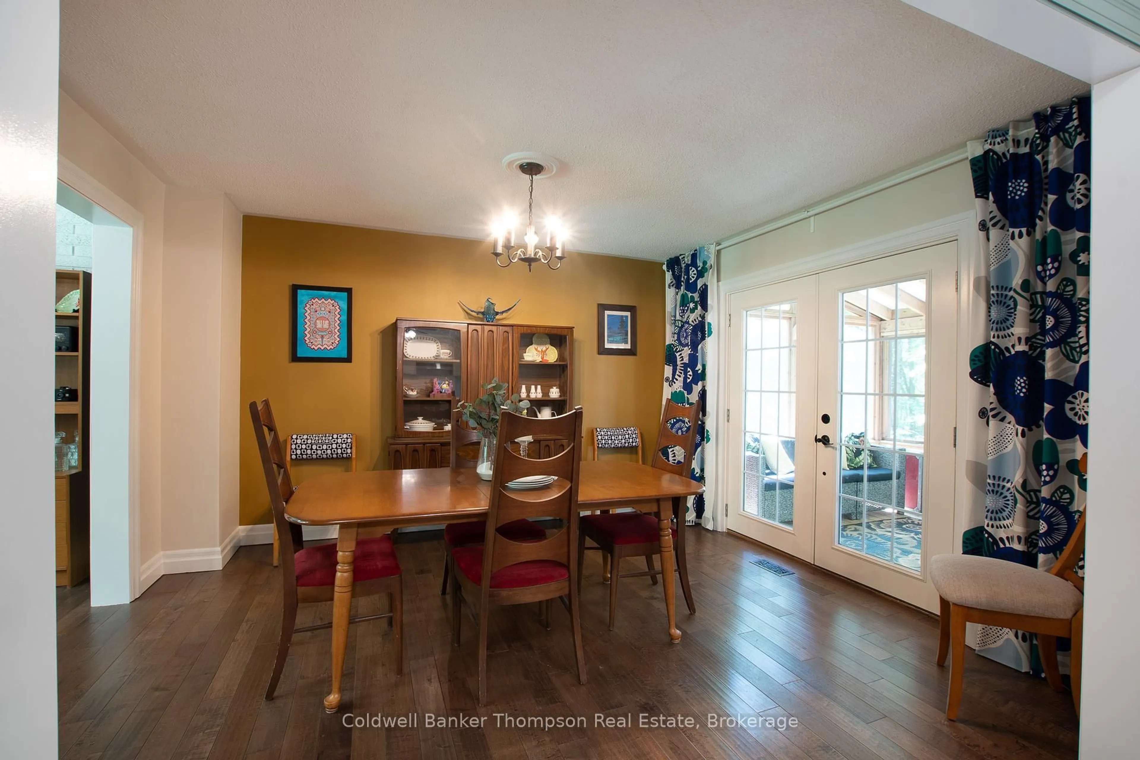 Dining room, wood/laminate floor for 40 White Birch Lane, Huntsville Ontario P1H 0G7