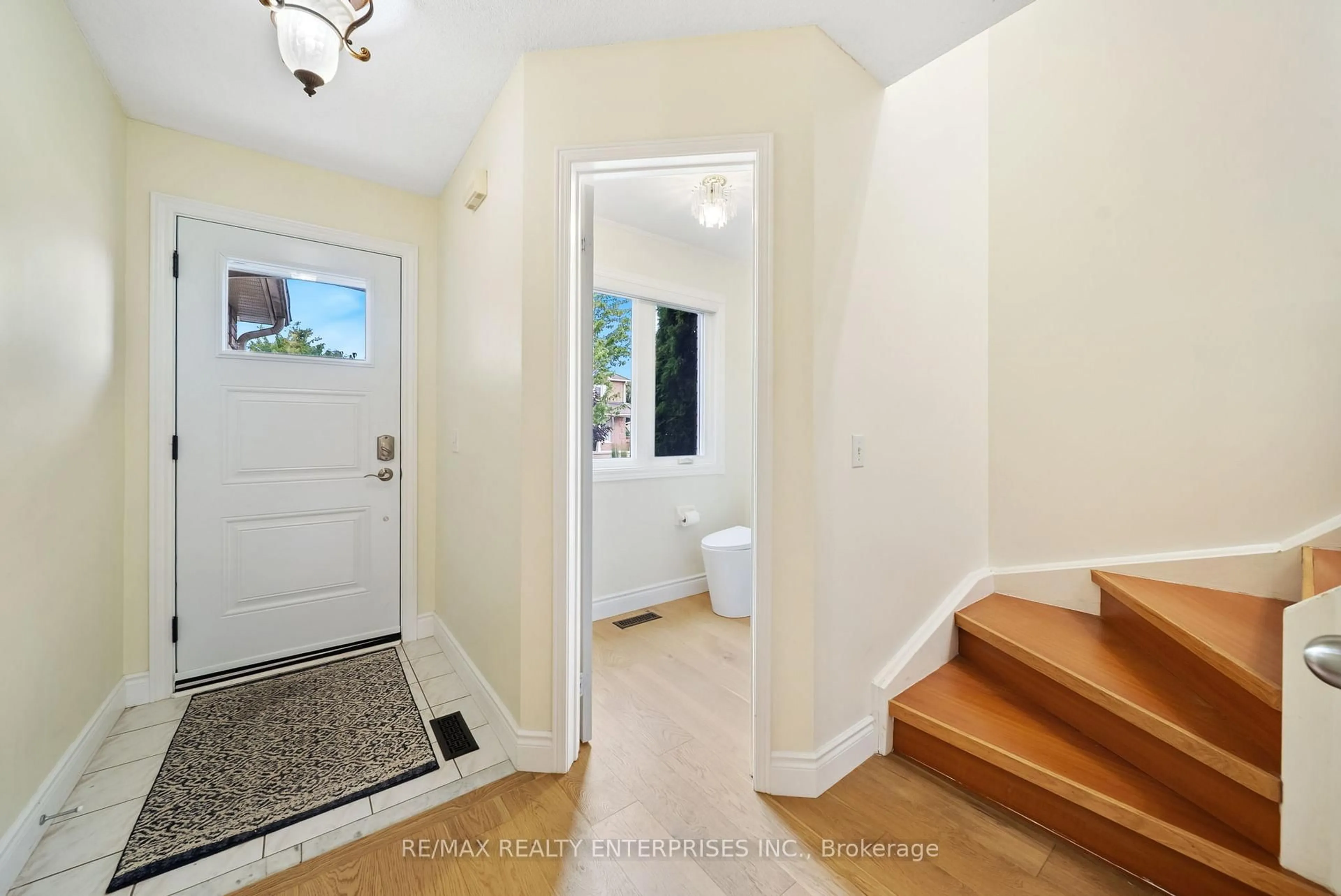 Indoor entryway for 11 Pirie Dr #53, Hamilton Ontario L9H 6Z6
