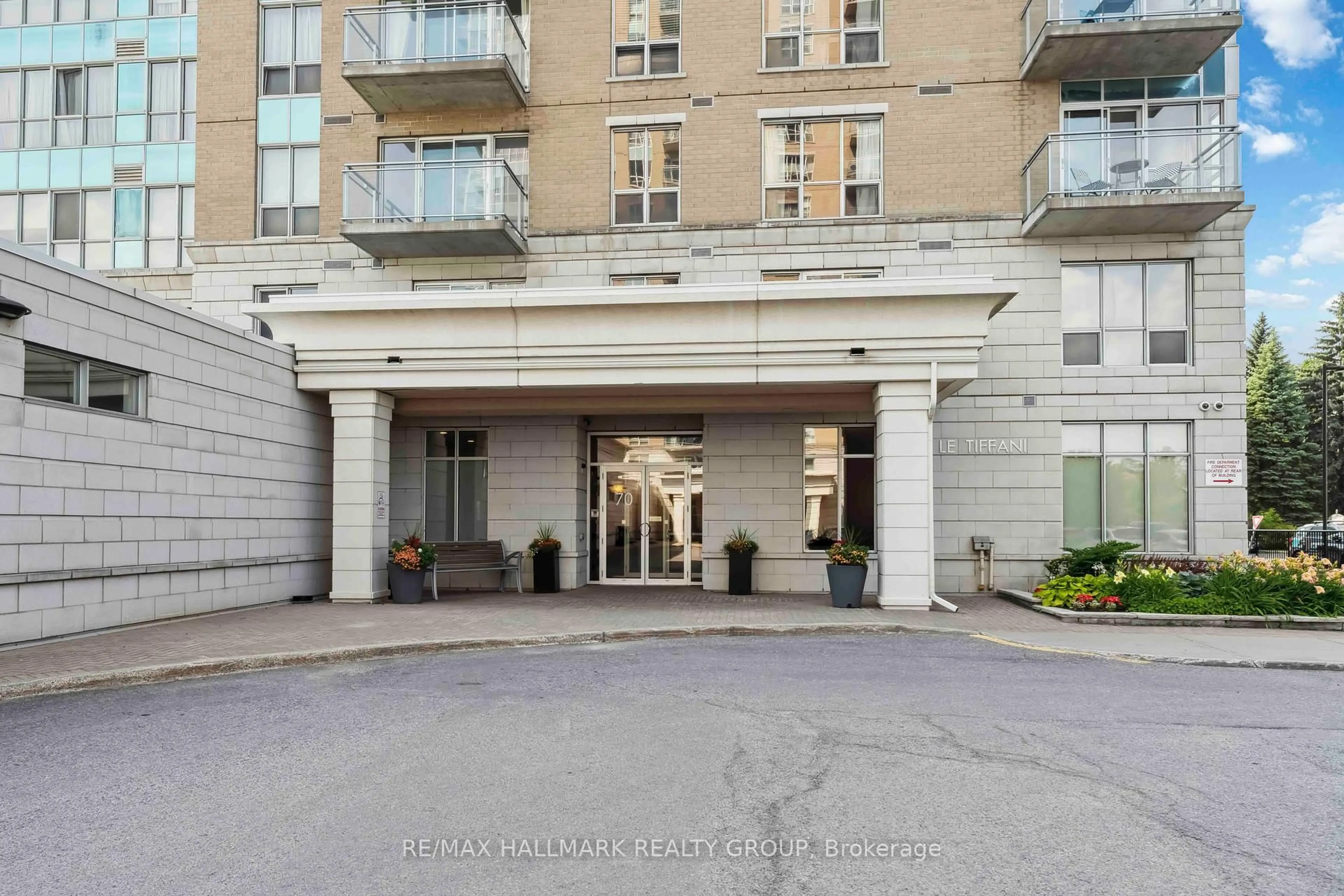 Indoor foyer for 70 Landry St #304, Ottawa Ontario K1L 0A8