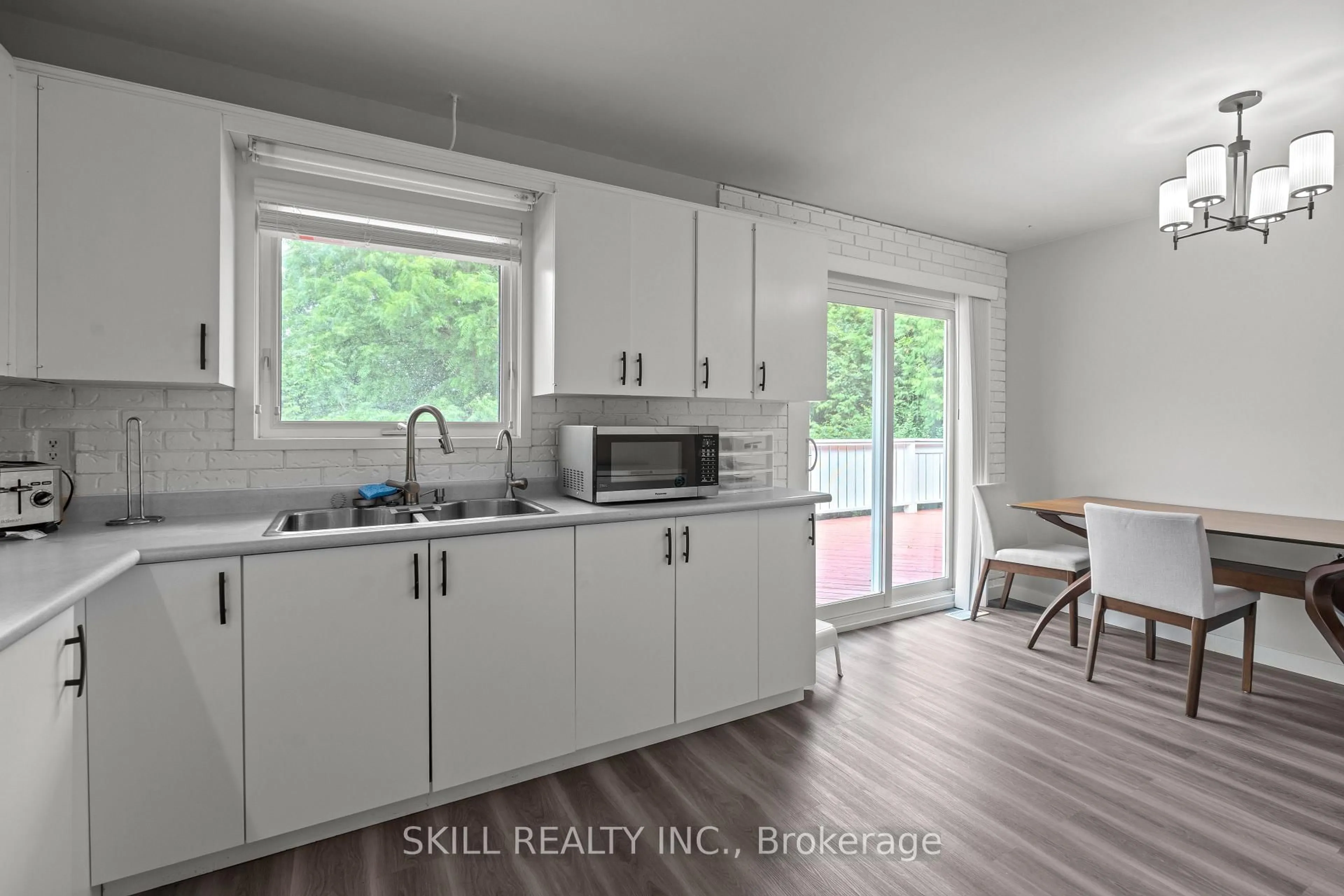 Open concept kitchen, wood/laminate floor for 138 Chelford Cres, Waterloo Ontario N2J 3T5