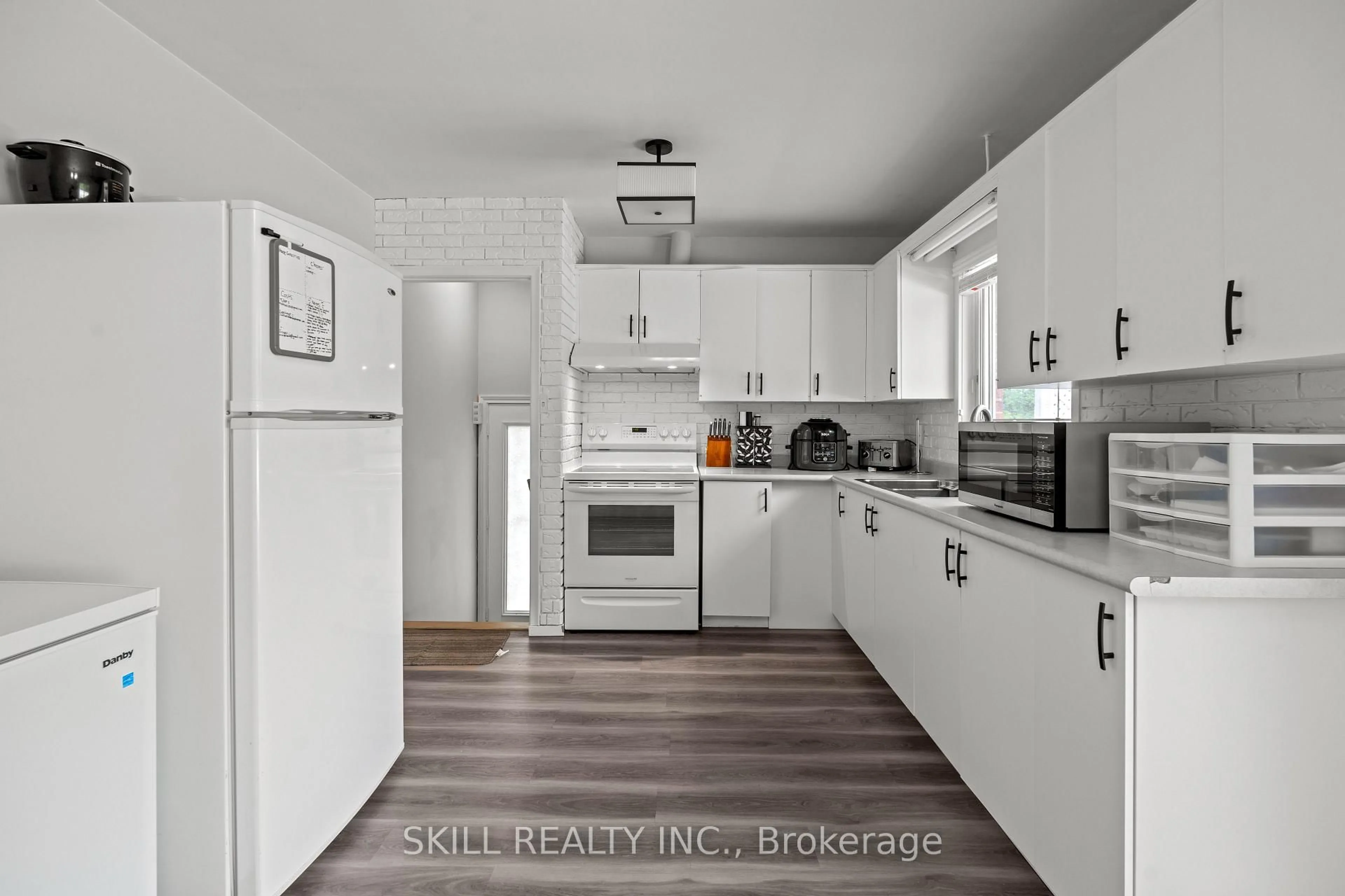 Standard kitchen, unknown for 138 Chelford Cres, Waterloo Ontario N2J 3T5