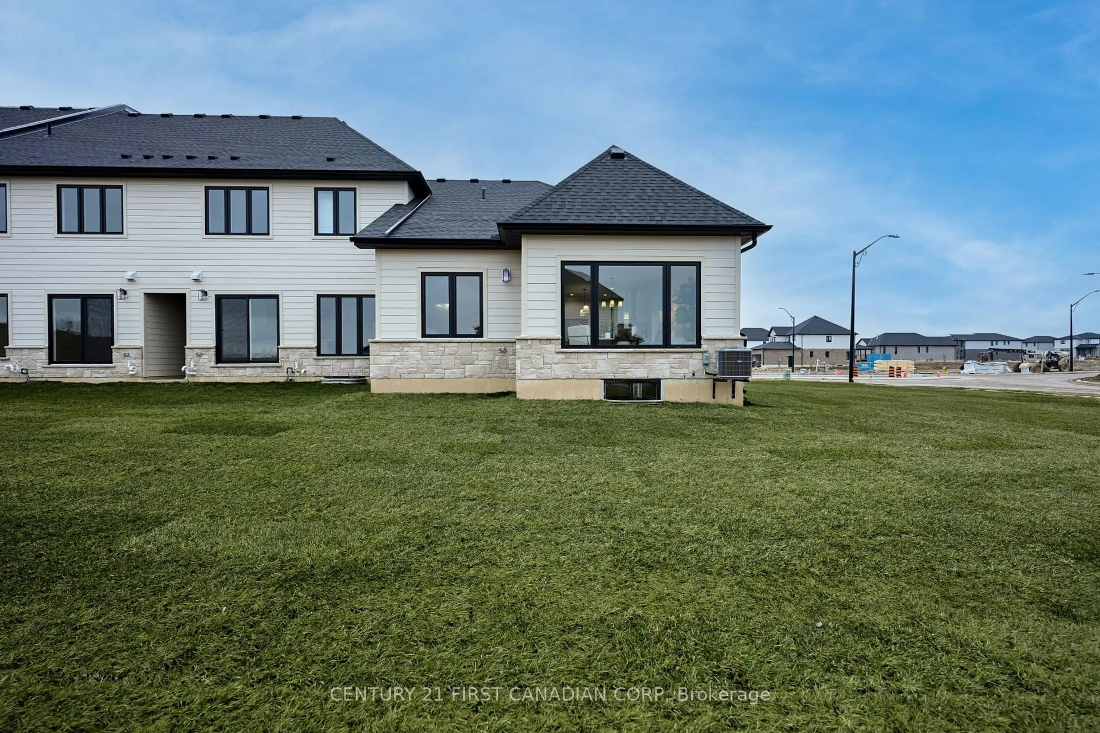 A pic from outside/outdoor area/front of a property/back of a property/a pic from drone, unknown for 6673 Hayward Dr, London South Ontario N6P 0H7