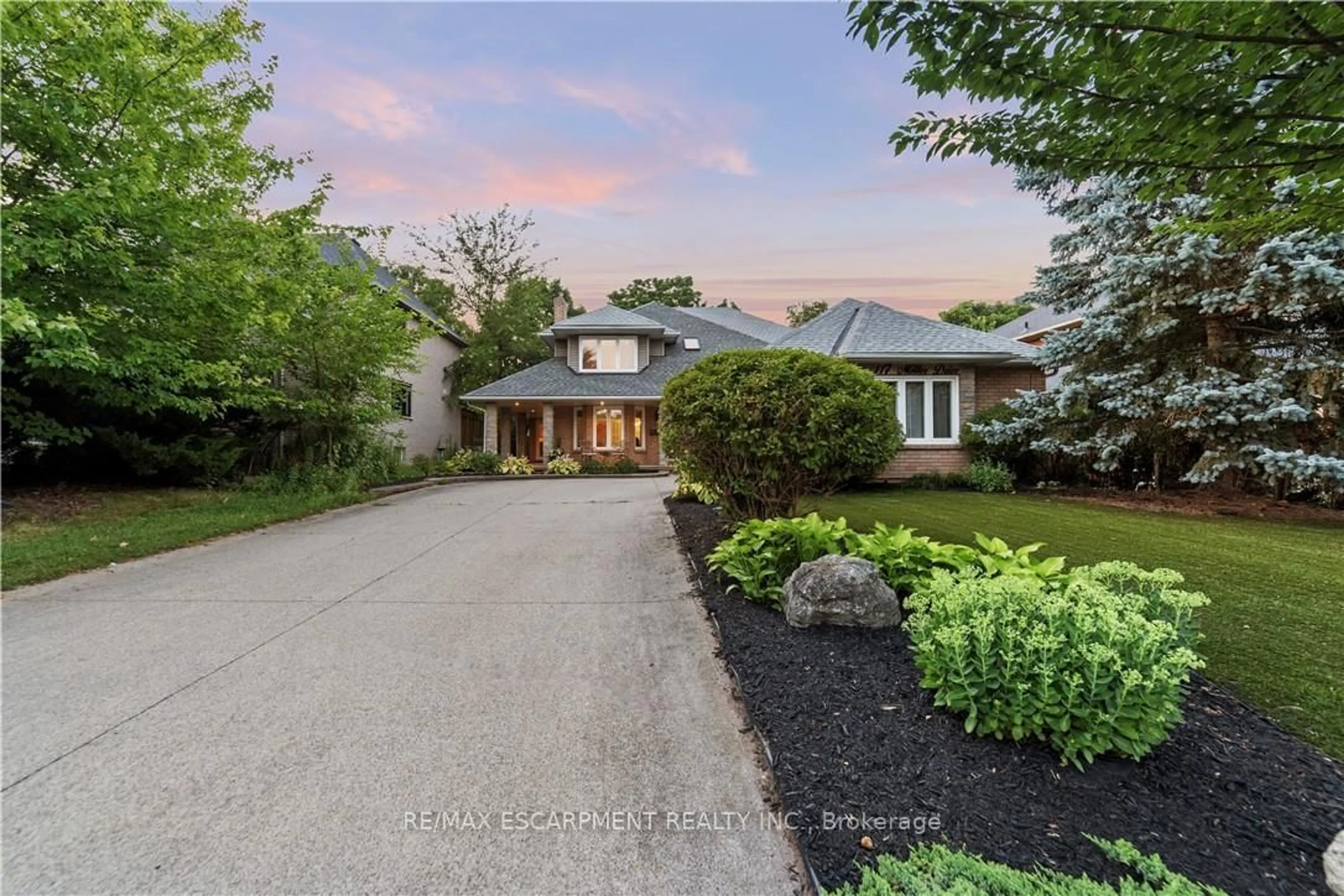 A pic from outside/outdoor area/front of a property/back of a property/a pic from drone, street for 117 Miller Dr, Hamilton Ontario L9G 4W2