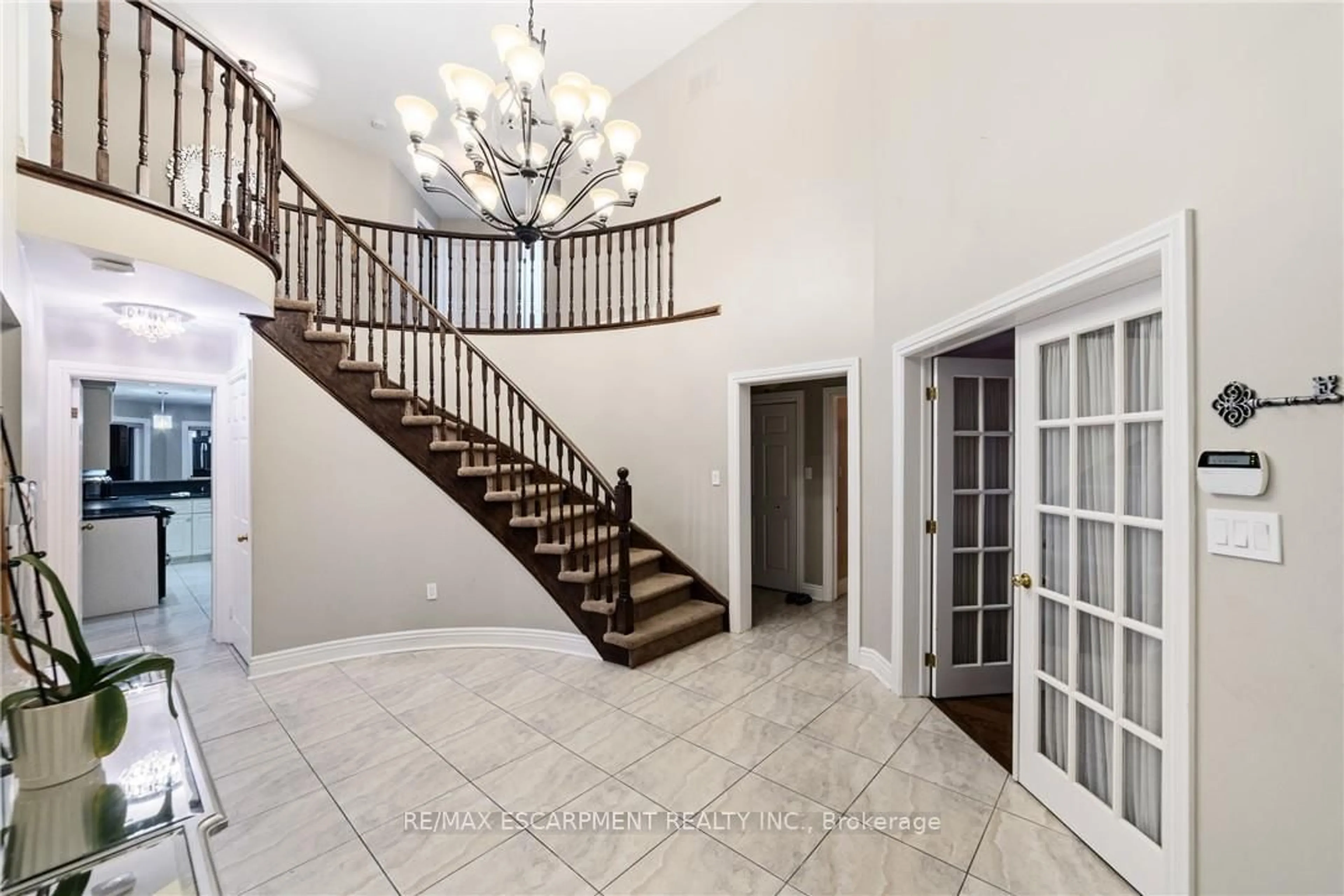 Indoor entryway for 117 Miller Dr, Hamilton Ontario L9G 4W2