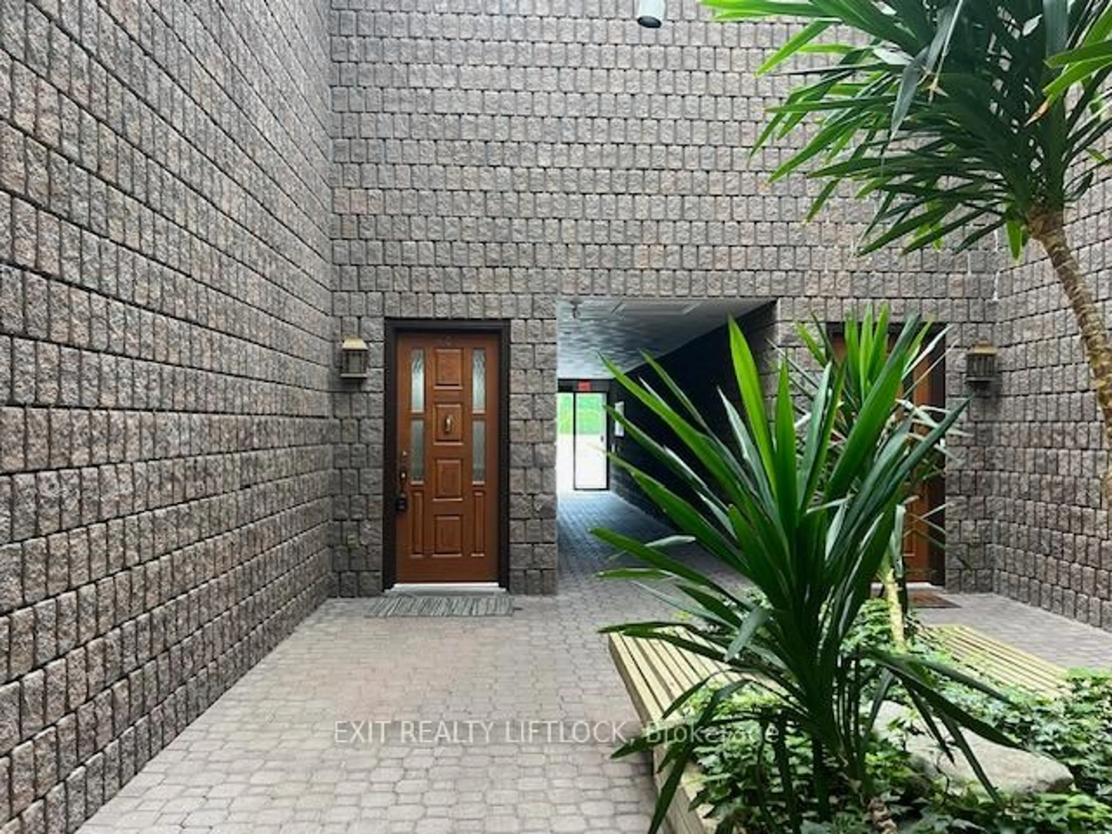 Indoor foyer for 200 East St #401, Kawartha Lakes Ontario K0M 1A0