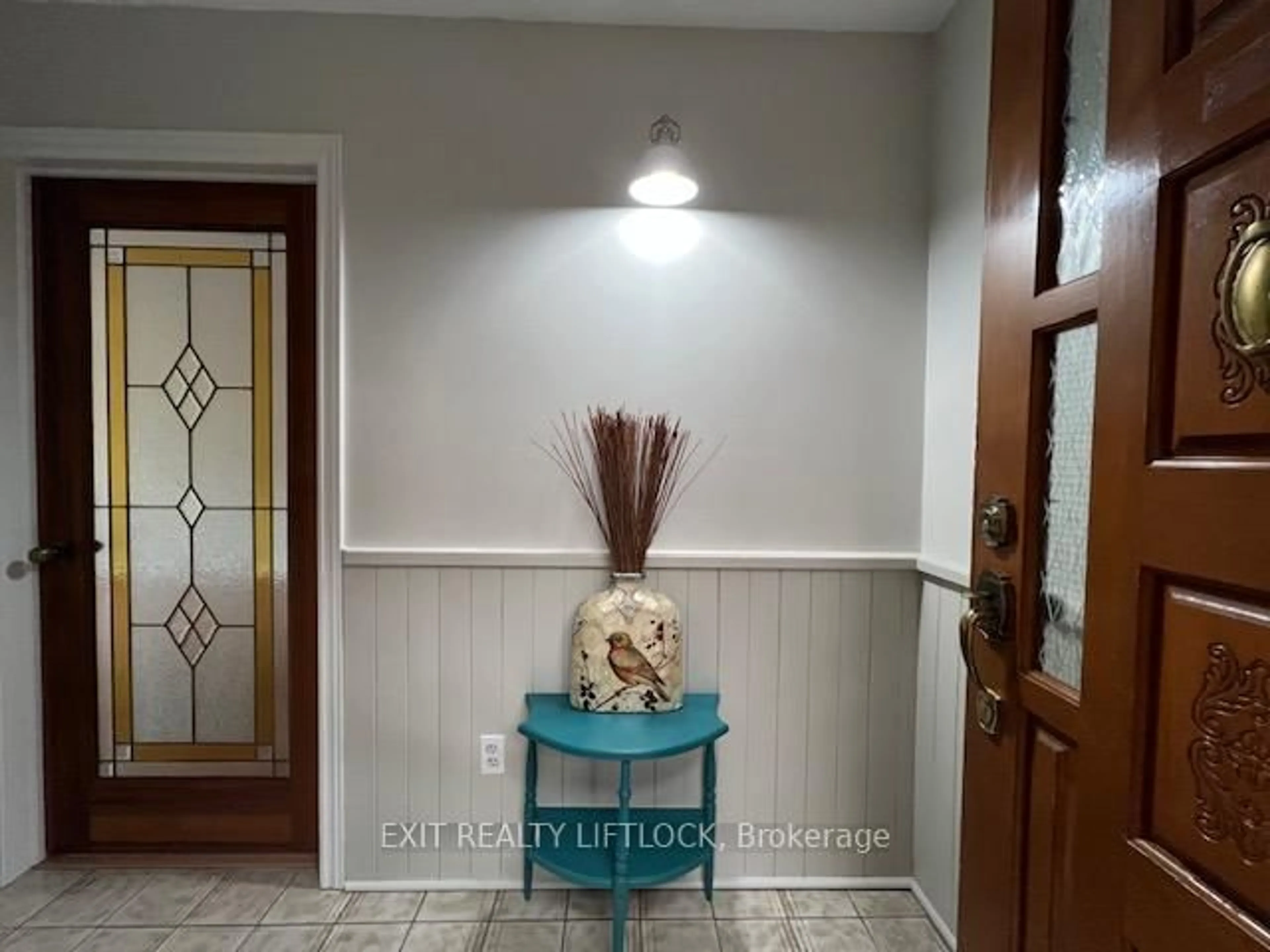 Indoor entryway for 200 East St #401, Kawartha Lakes Ontario K0M 1A0