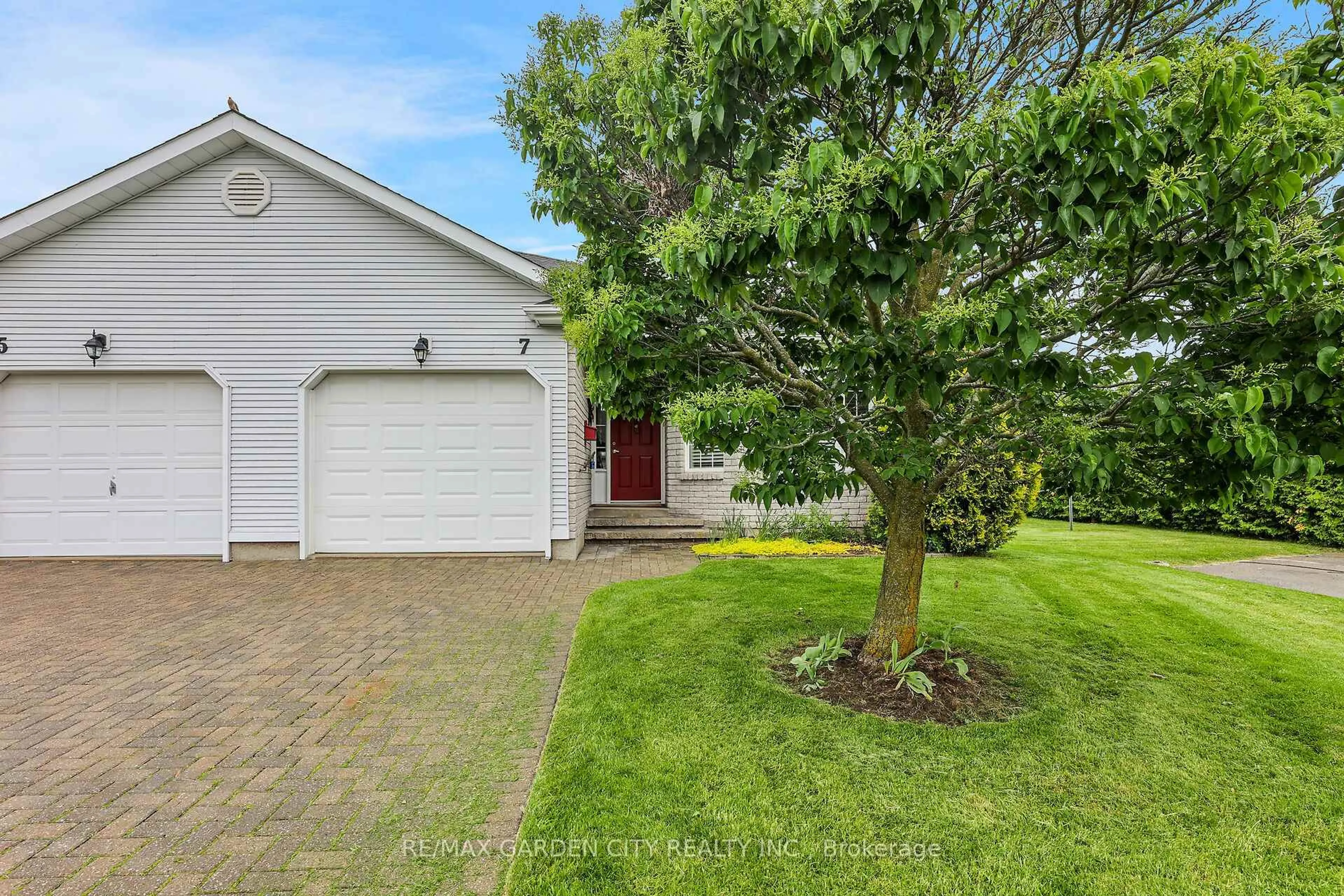 A pic from outside/outdoor area/front of a property/back of a property/a pic from drone, street for 7 Village Dr, West Lincoln Ontario L0R 2A0