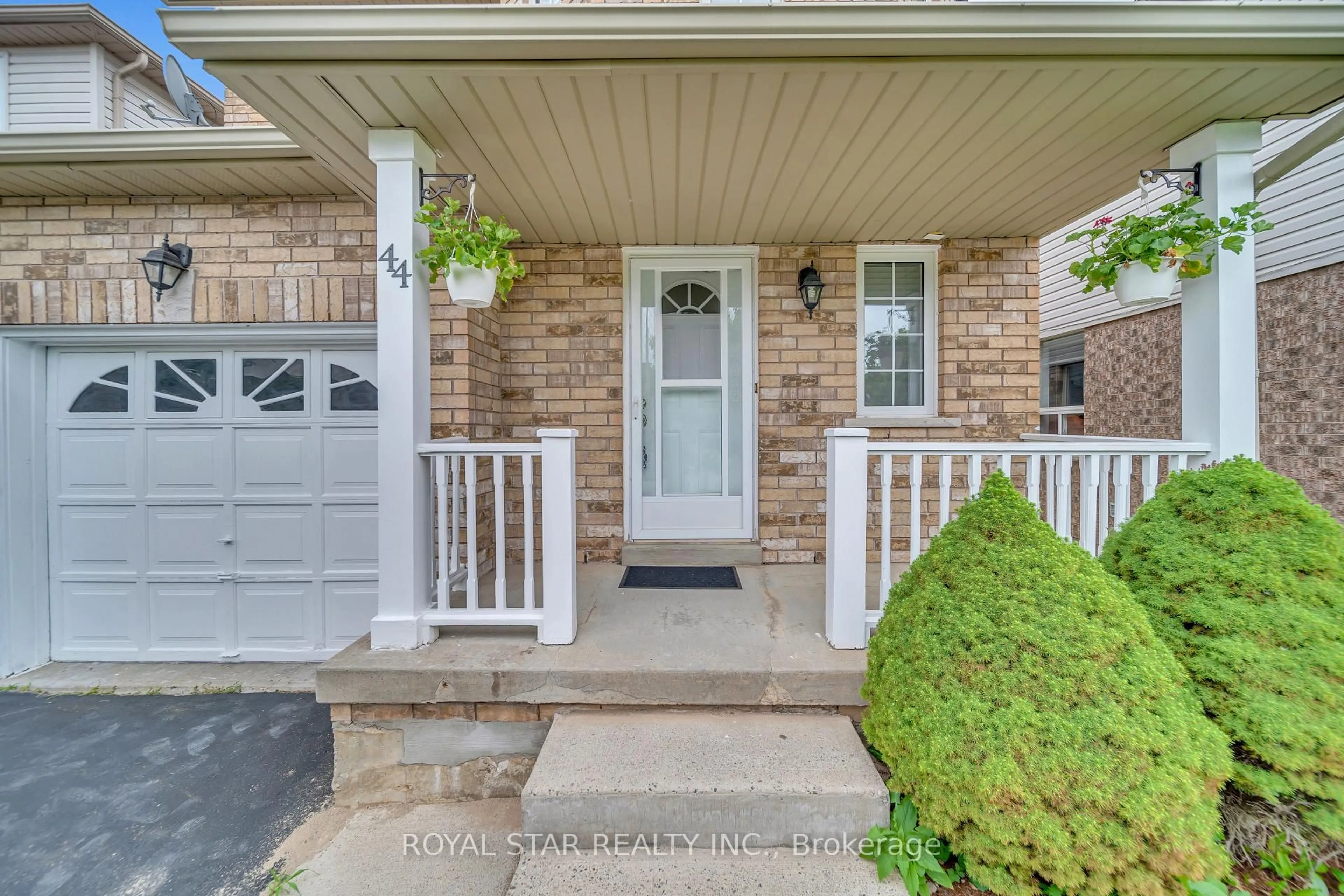 Indoor entryway for 44 Wheeler Dr, Cambridge Ontario N1P 1G4