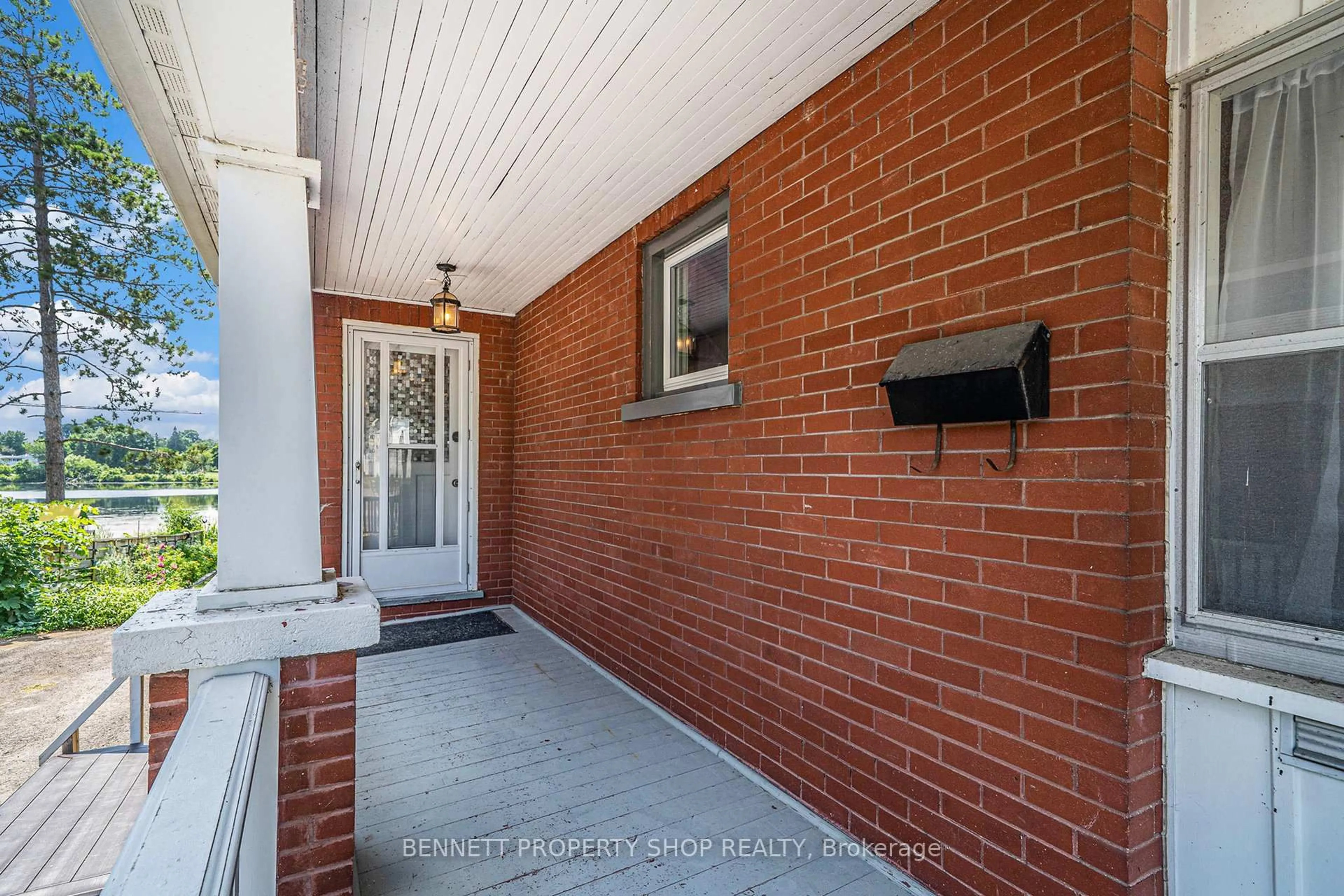 Unknown for 18 Queen St, Smiths Falls Ontario K7A 3N2