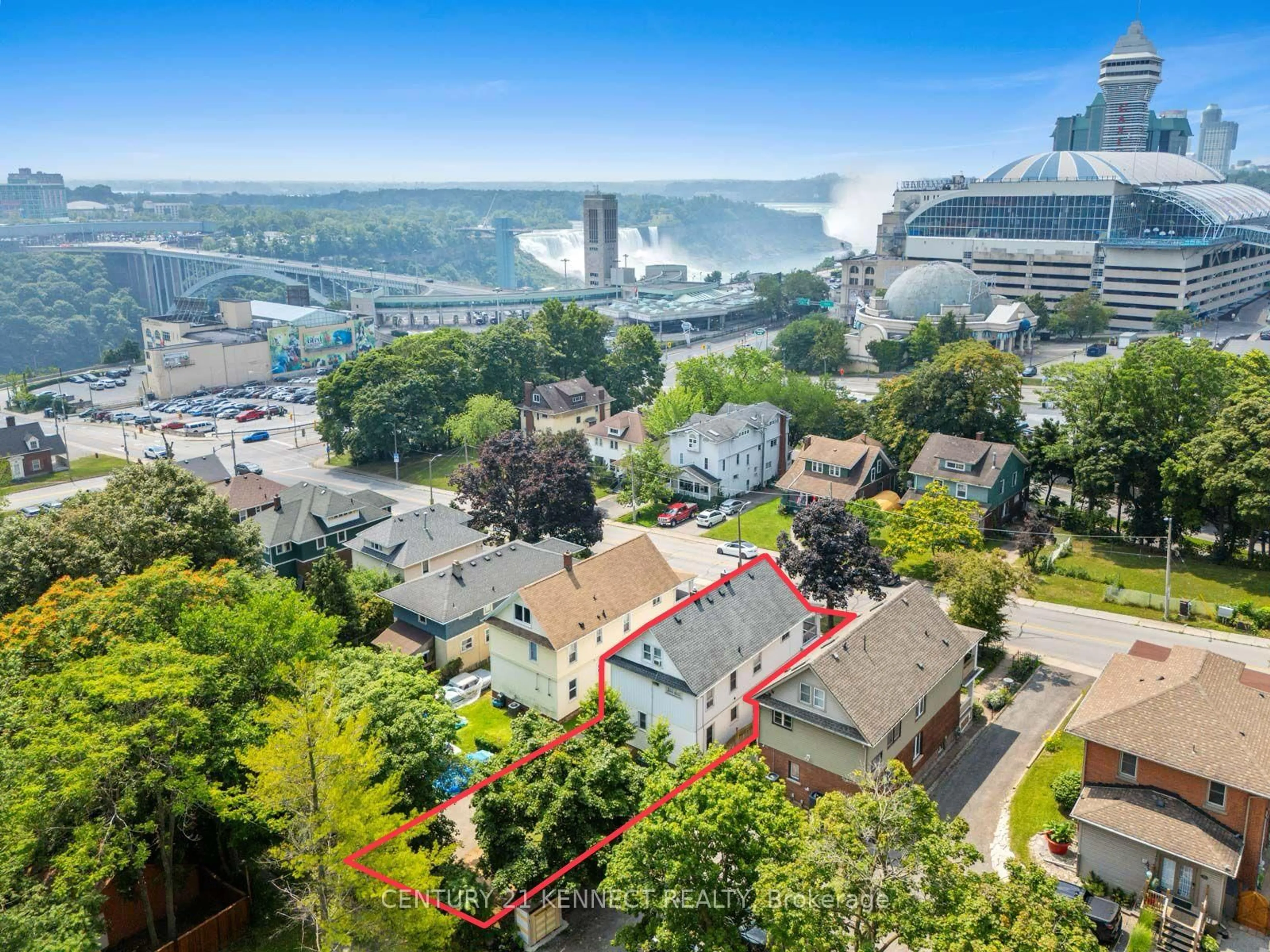 A pic from outside/outdoor area/front of a property/back of a property/a pic from drone, city buildings view from balcony for 4475-77 Hiram St, Niagara Falls Ontario L2E 1A2