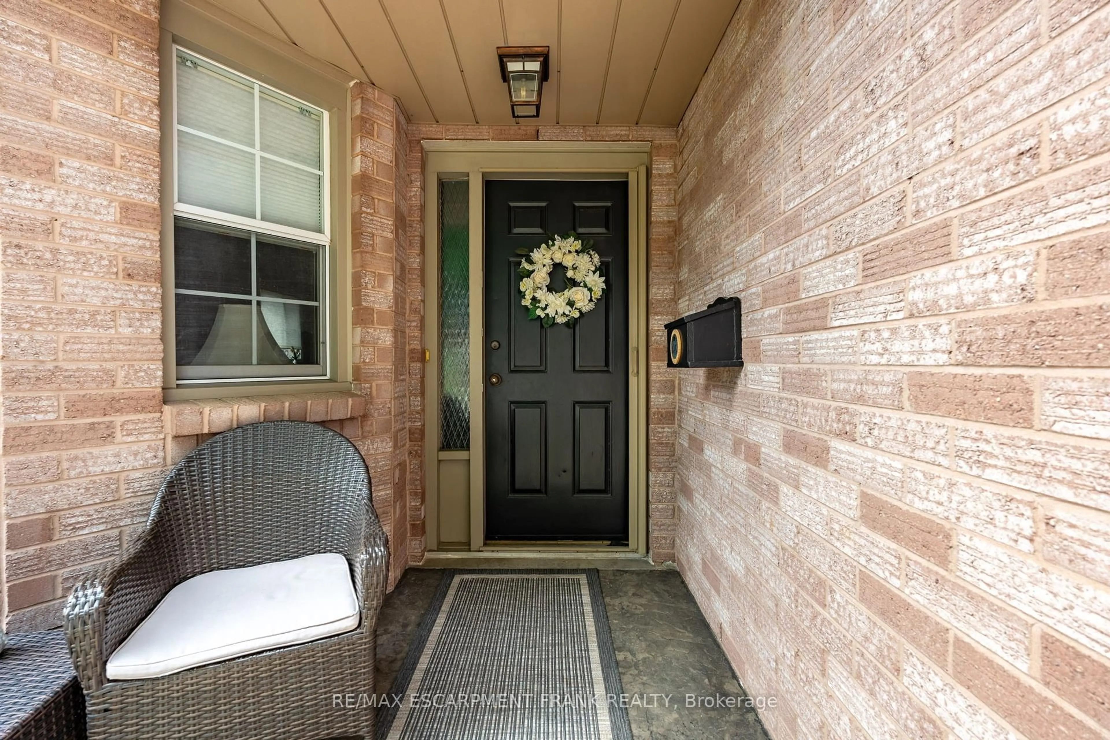 Indoor entryway for 168 SIRENTE Dr, Hamilton Ontario L9A 5H1