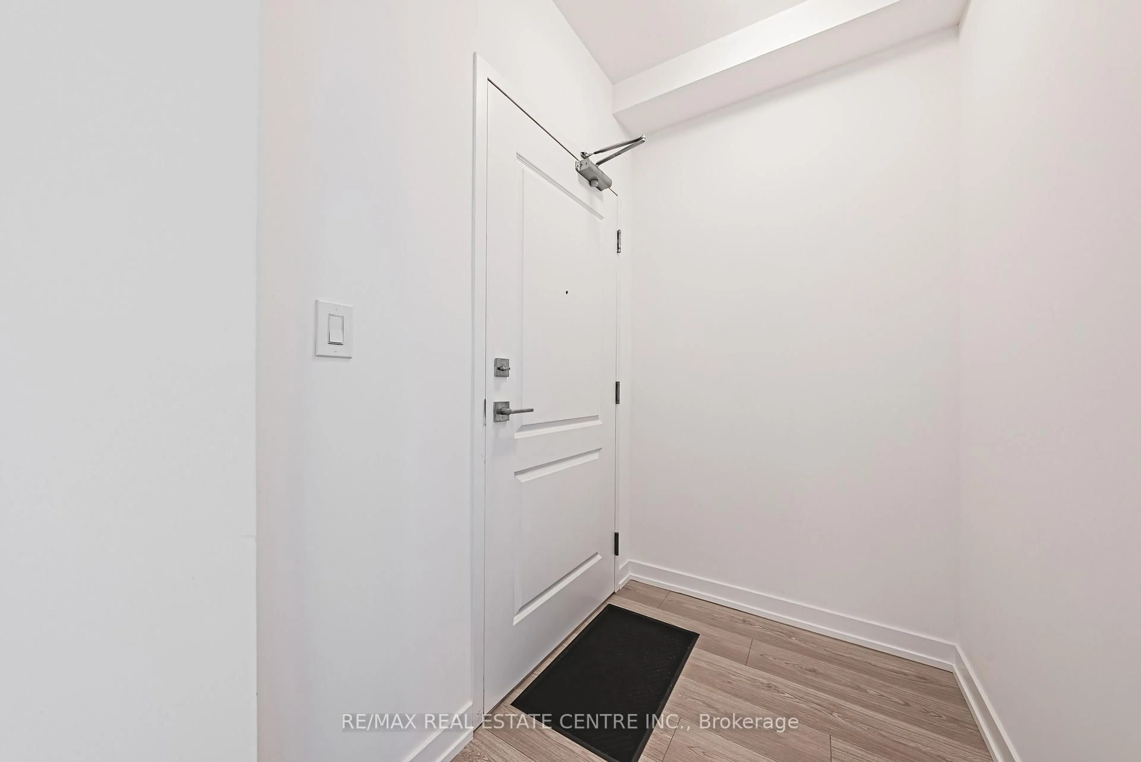 Indoor entryway for 450 Dundas St #1213, Hamilton Ontario L0R 2H8