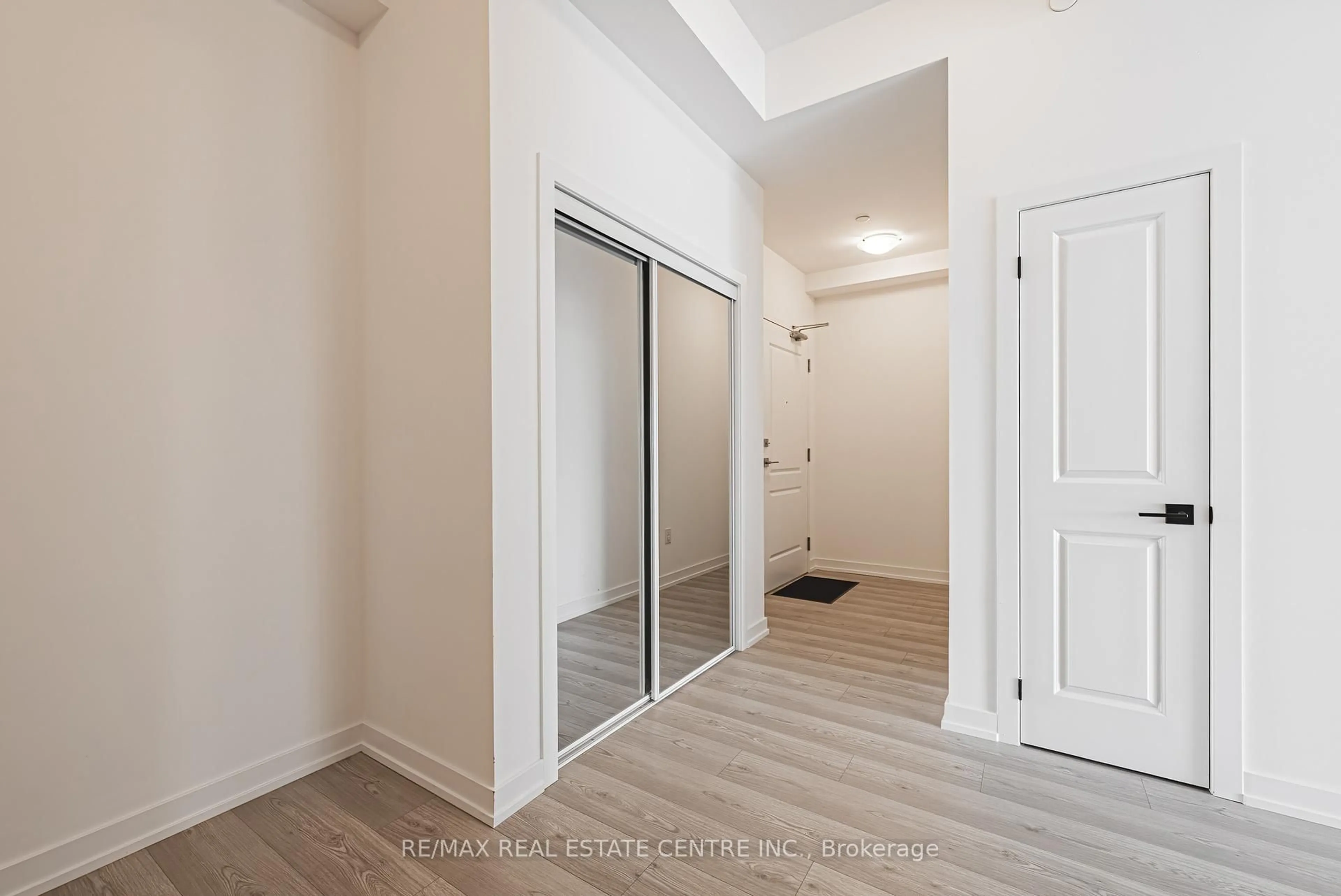 Indoor entryway for 450 Dundas St #1213, Hamilton Ontario L0R 2H8