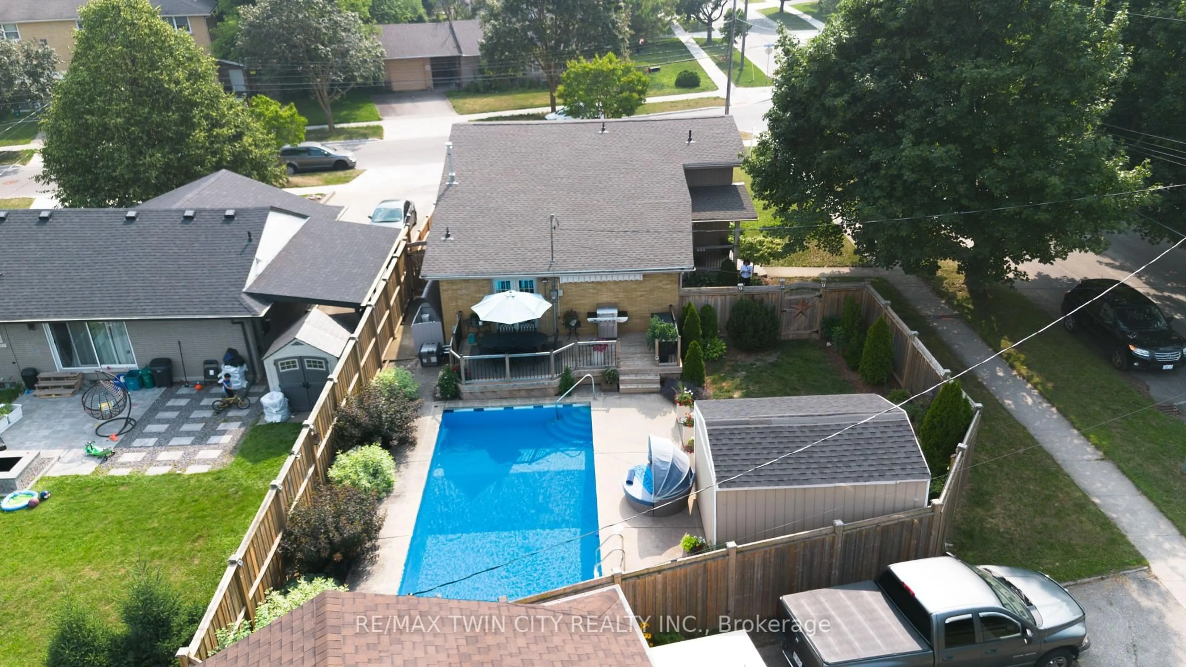 A pic from outside/outdoor area/front of a property/back of a property/a pic from drone, unknown for 135 Islington Ave, Kitchener Ontario N2B 1P6