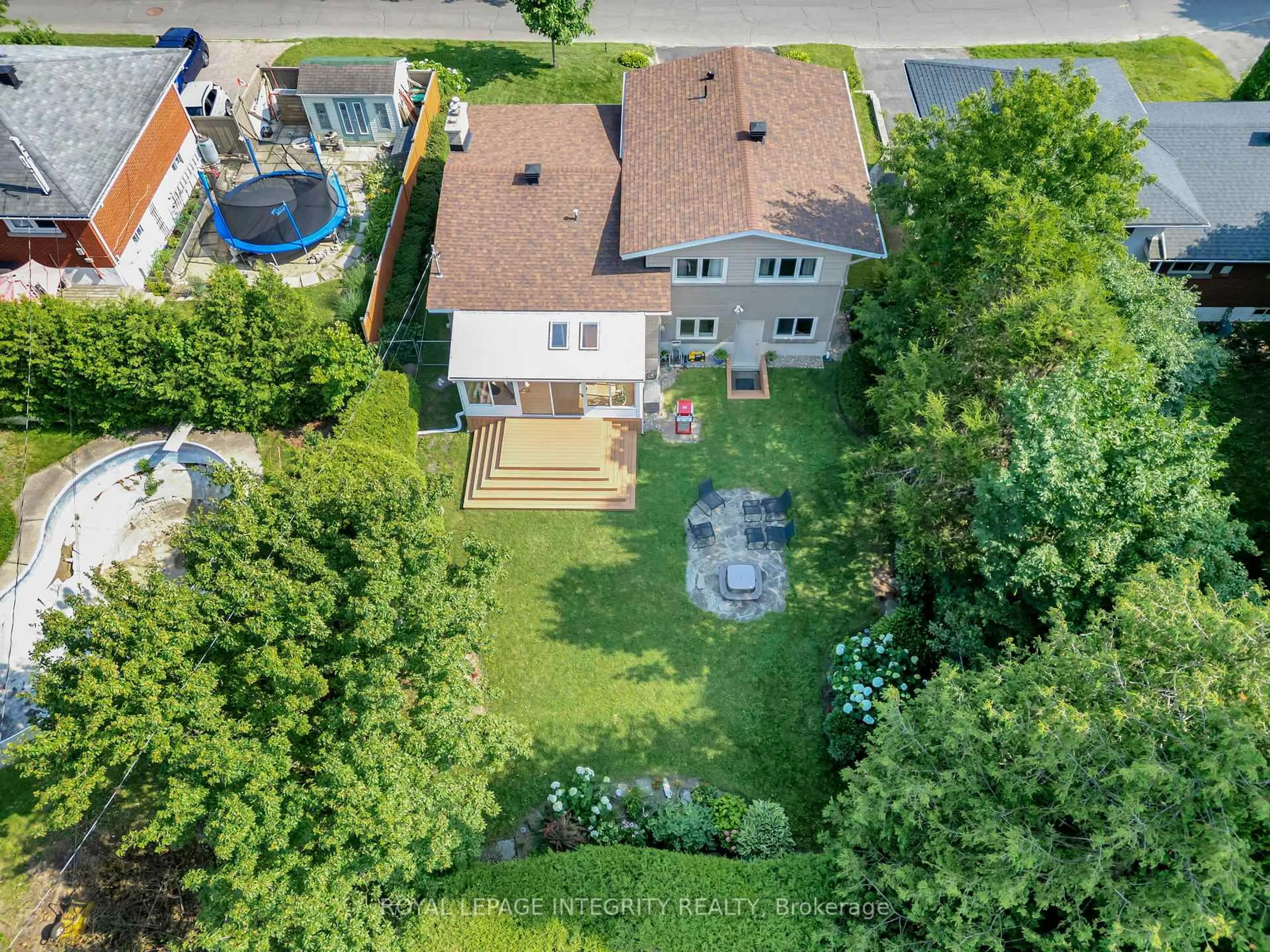 A pic from outside/outdoor area/front of a property/back of a property/a pic from drone, street for 1150 Albany Dr, Ottawa Ontario K2C 2L3