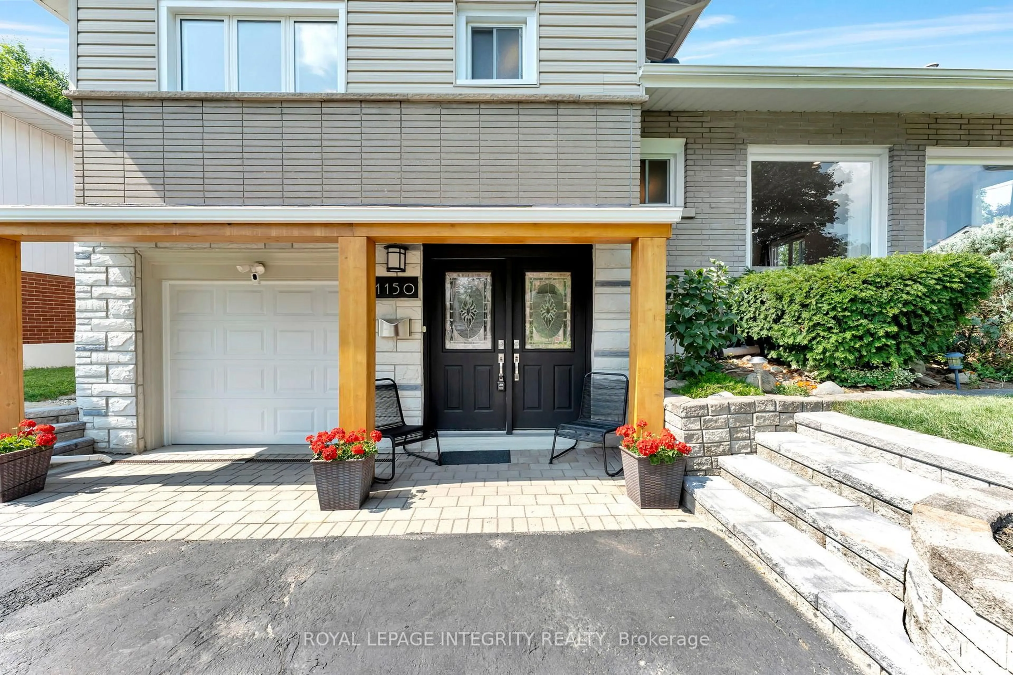 Indoor entryway for 1150 Albany Dr, Ottawa Ontario K2C 2L3