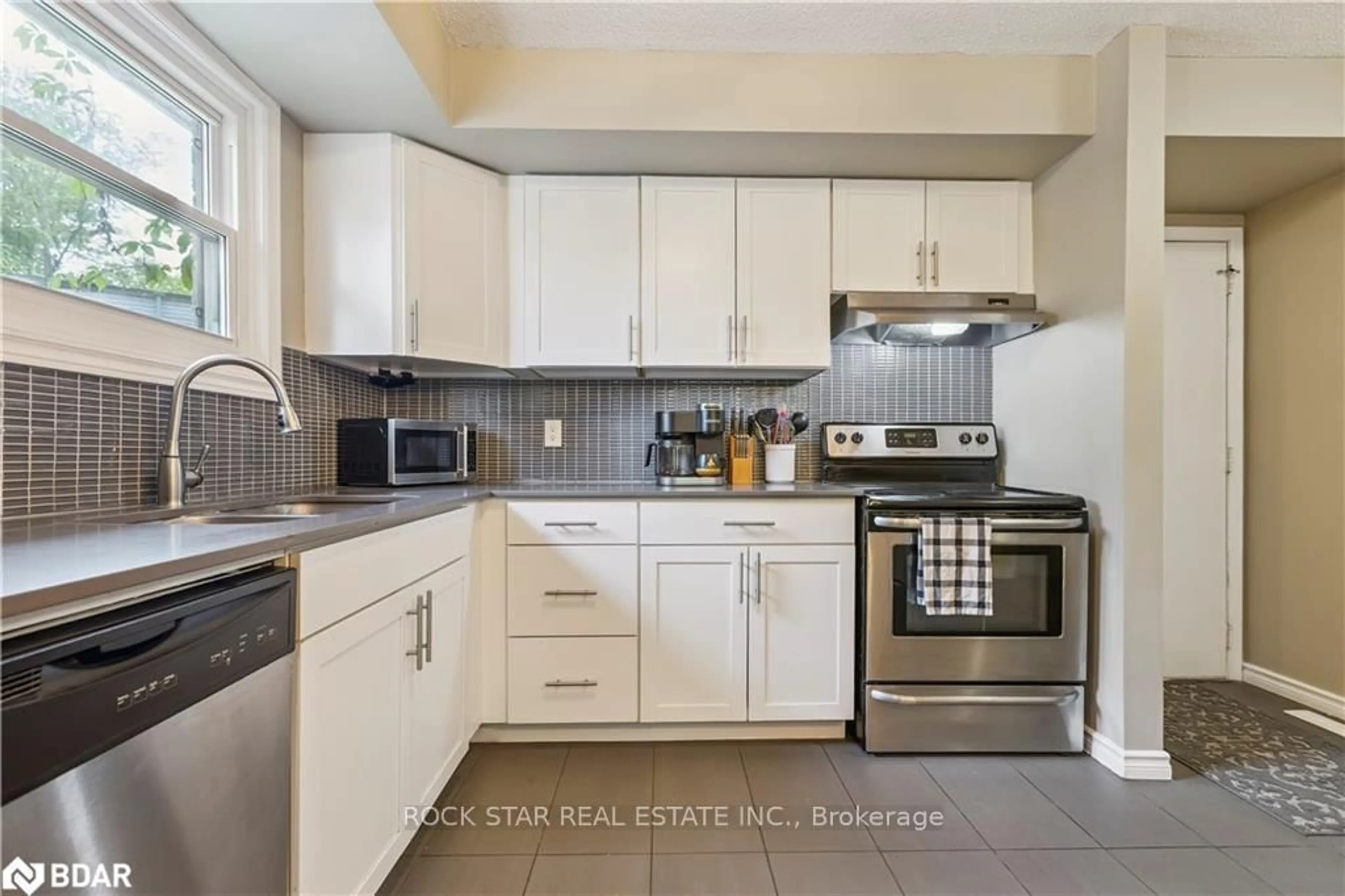Standard kitchen, ceramic/tile floor for 511 Quiet Pl #5, Waterloo Ontario N2J 5L6
