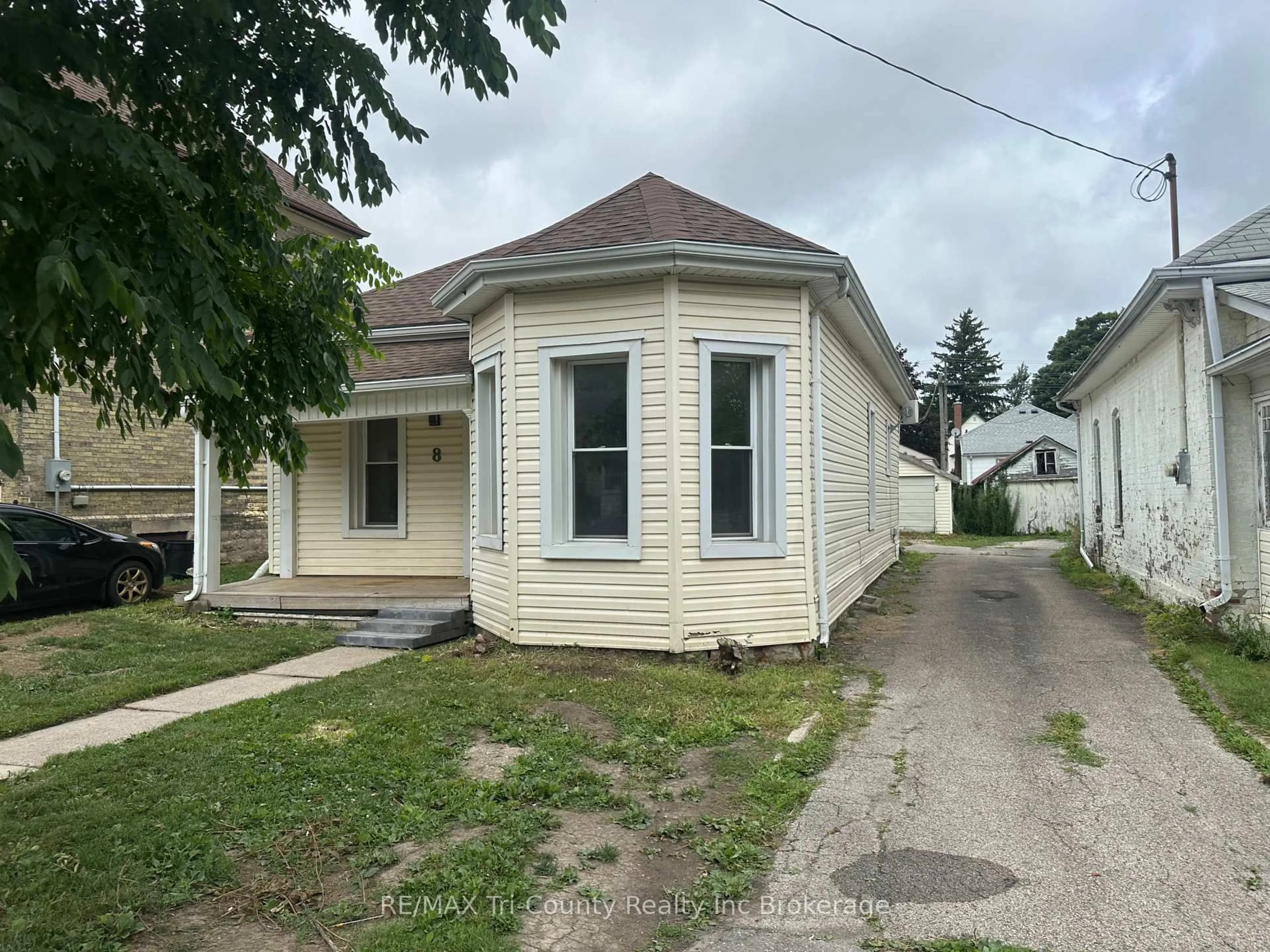 Unknown for 8 Erie St, St. Thomas Ontario N5R 2M5