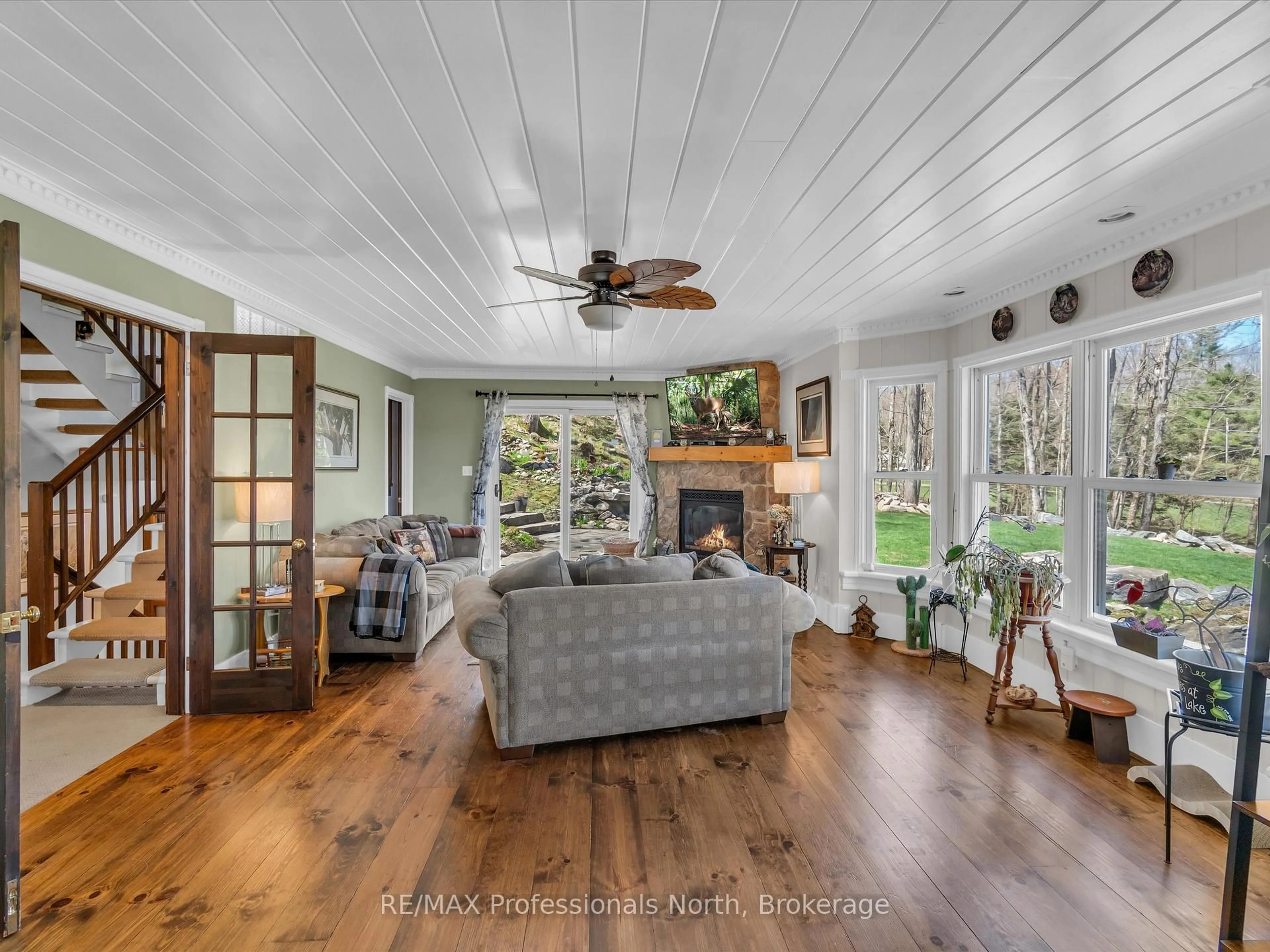 Living room with furniture, unknown for 1123 Ziska Rd, Muskoka Lakes Ontario P1L 1W8