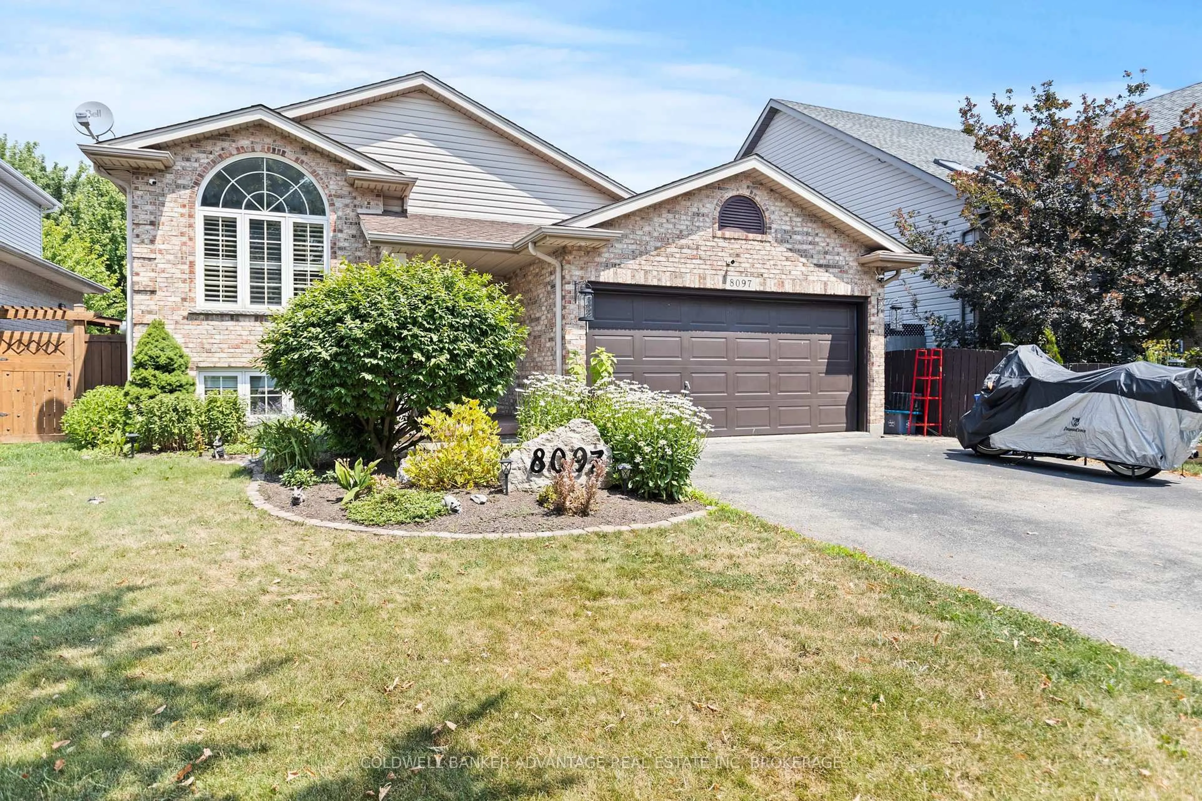 Home with brick exterior material, street for 8097 WOODSVIEW Cres, Niagara Falls Ontario L2H 3G3