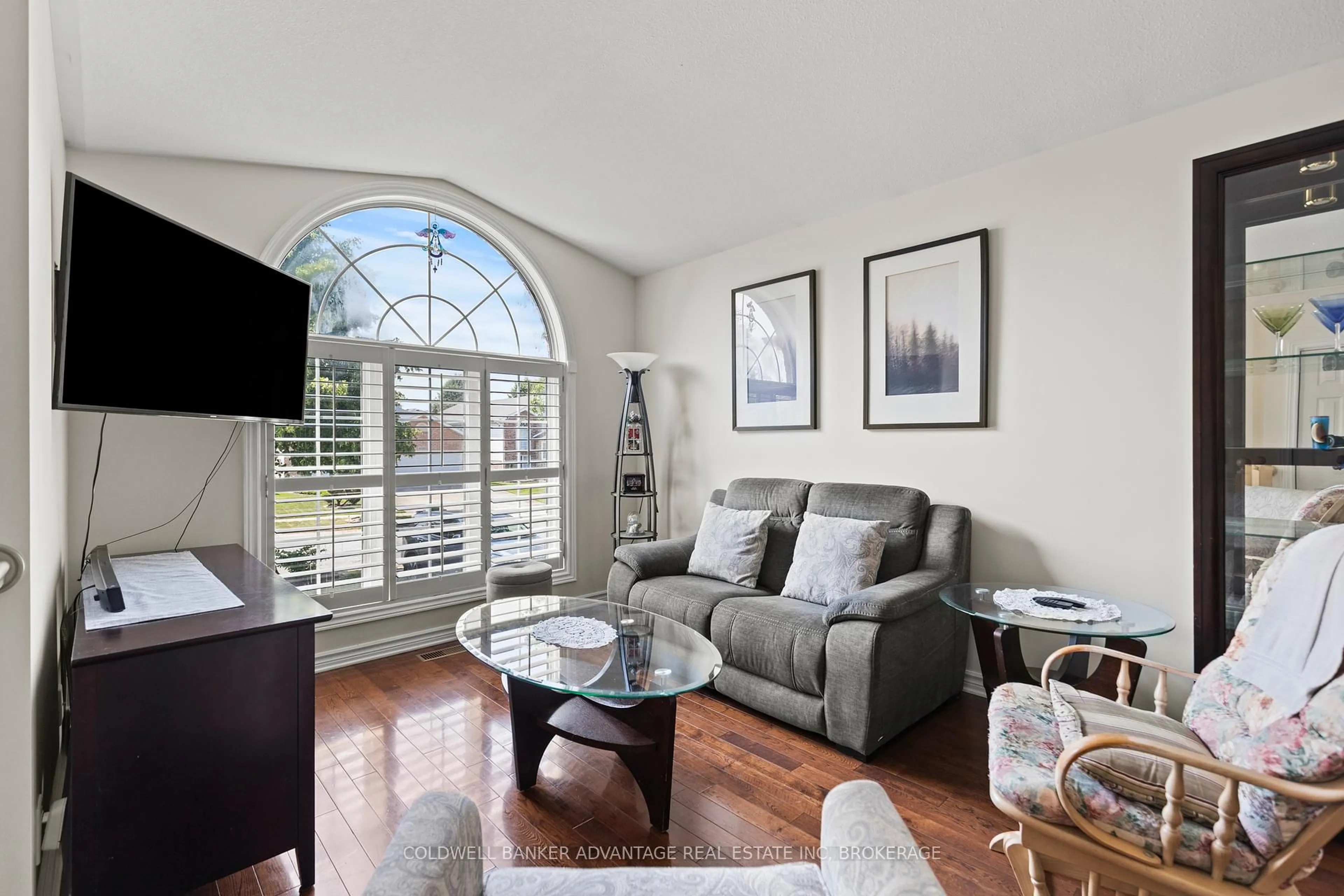 Living room with furniture, unknown for 8097 WOODSVIEW Cres, Niagara Falls Ontario L2H 3G3