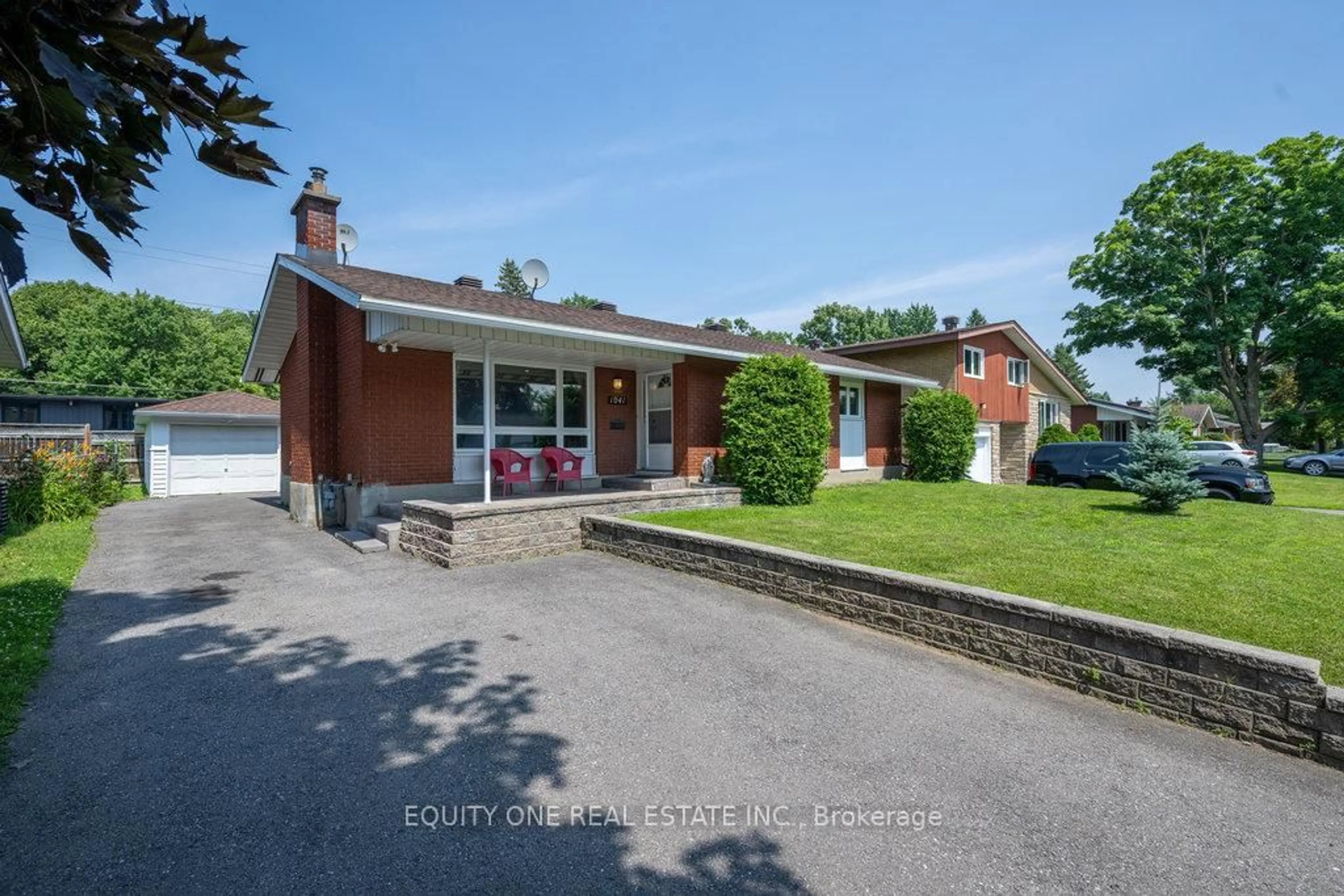 A pic from outside/outdoor area/front of a property/back of a property/a pic from drone, street for 1041 Wiseman Cres, Ottawa Ontario K1V 8J3