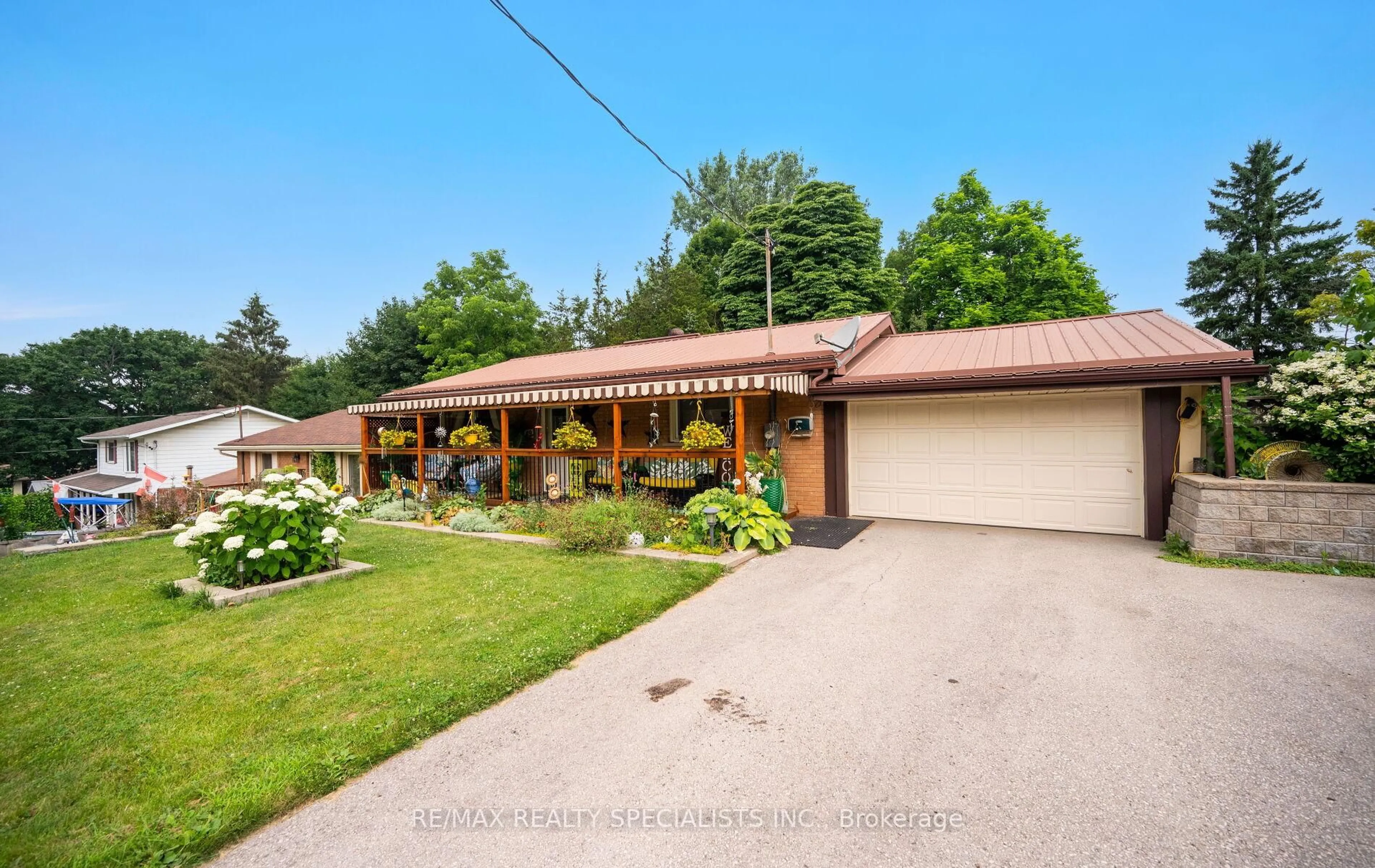 A pic from outside/outdoor area/front of a property/back of a property/a pic from drone, street for 49 Parker Dr, Norfolk Ontario N3Y 1A3