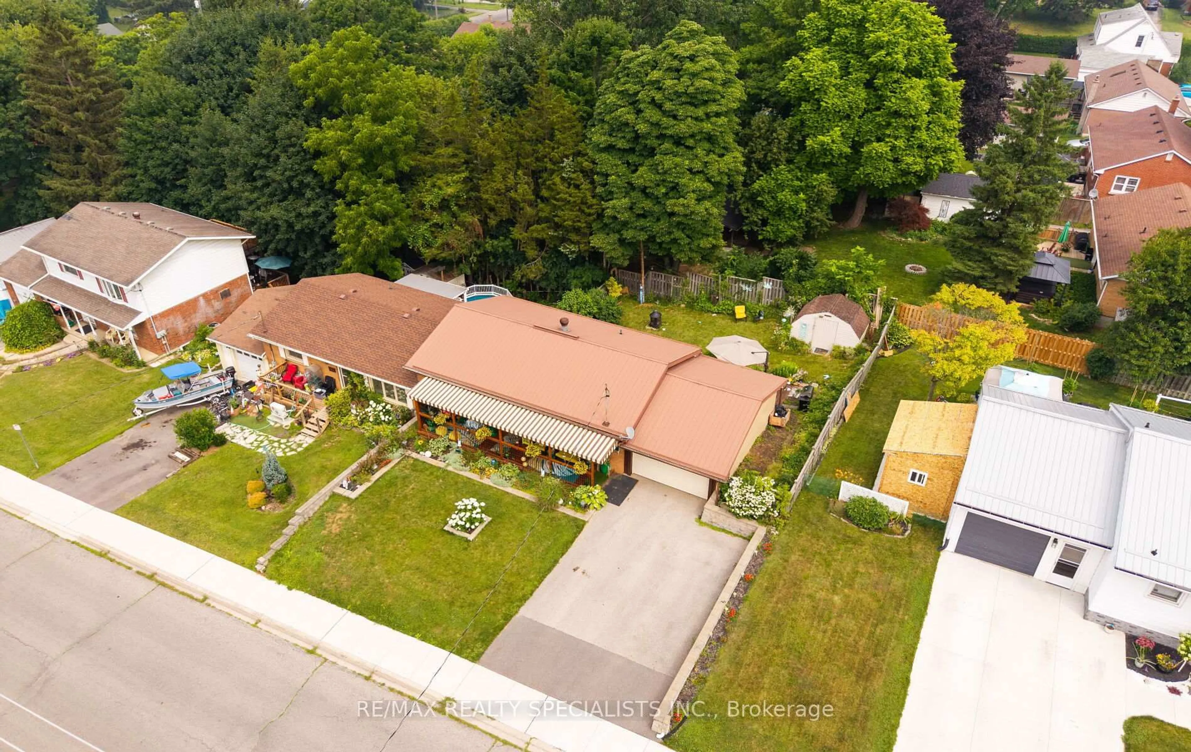 A pic from outside/outdoor area/front of a property/back of a property/a pic from drone, street for 49 Parker Dr, Norfolk Ontario N3Y 1A3