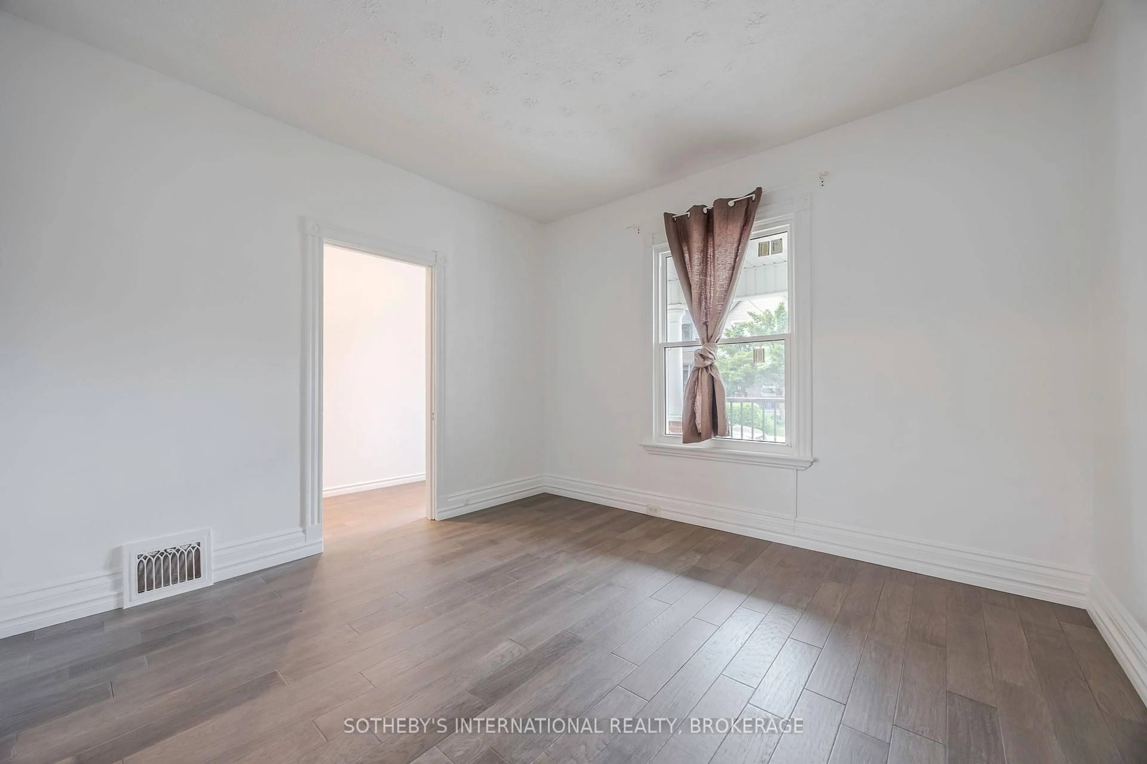 A pic of a room for 81 Clinton St, Hamilton Ontario L8L 3K1
