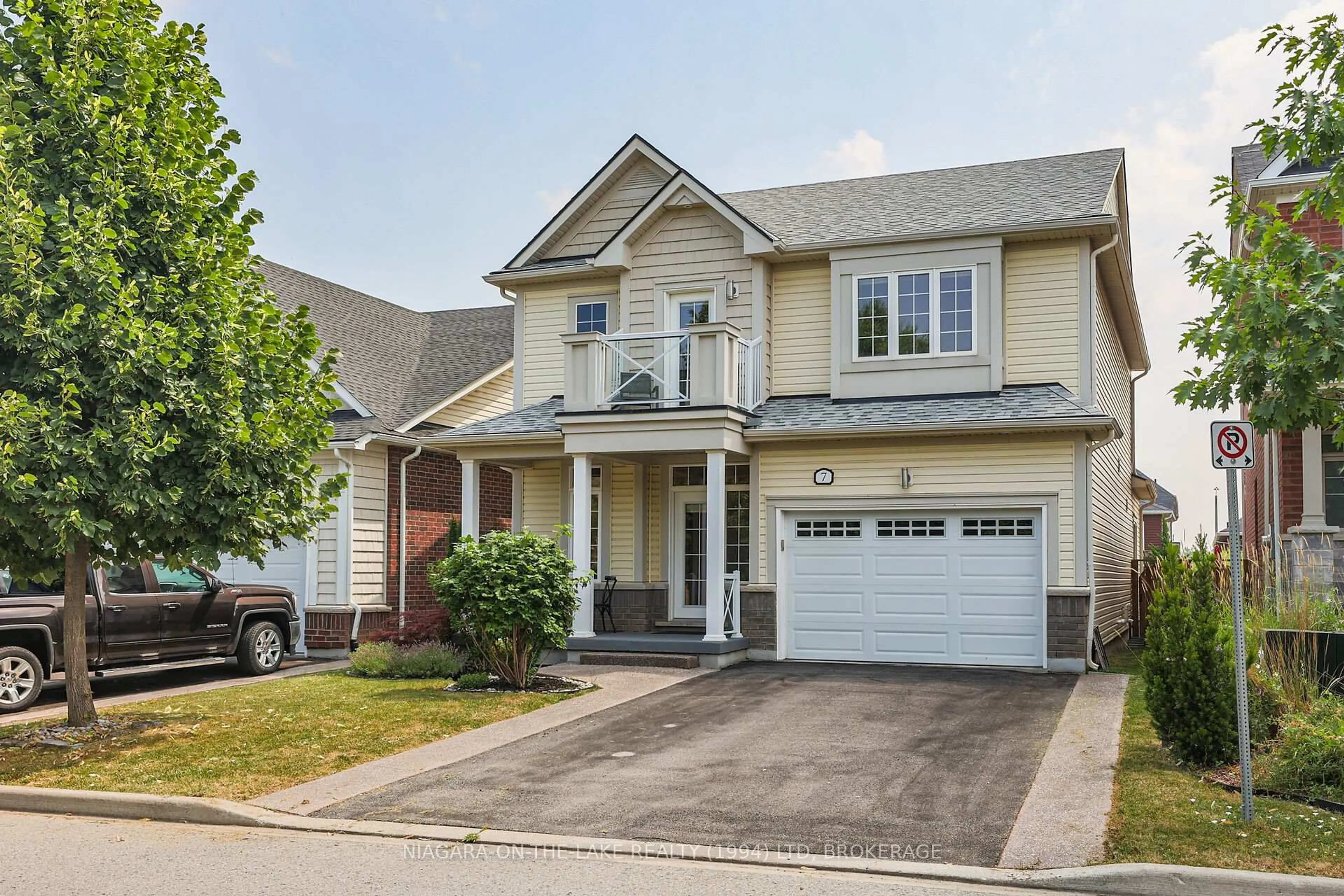 Home with vinyl exterior material, street for 7 Cannery Dr, Niagara-on-the-Lake Ontario L0S 1J0