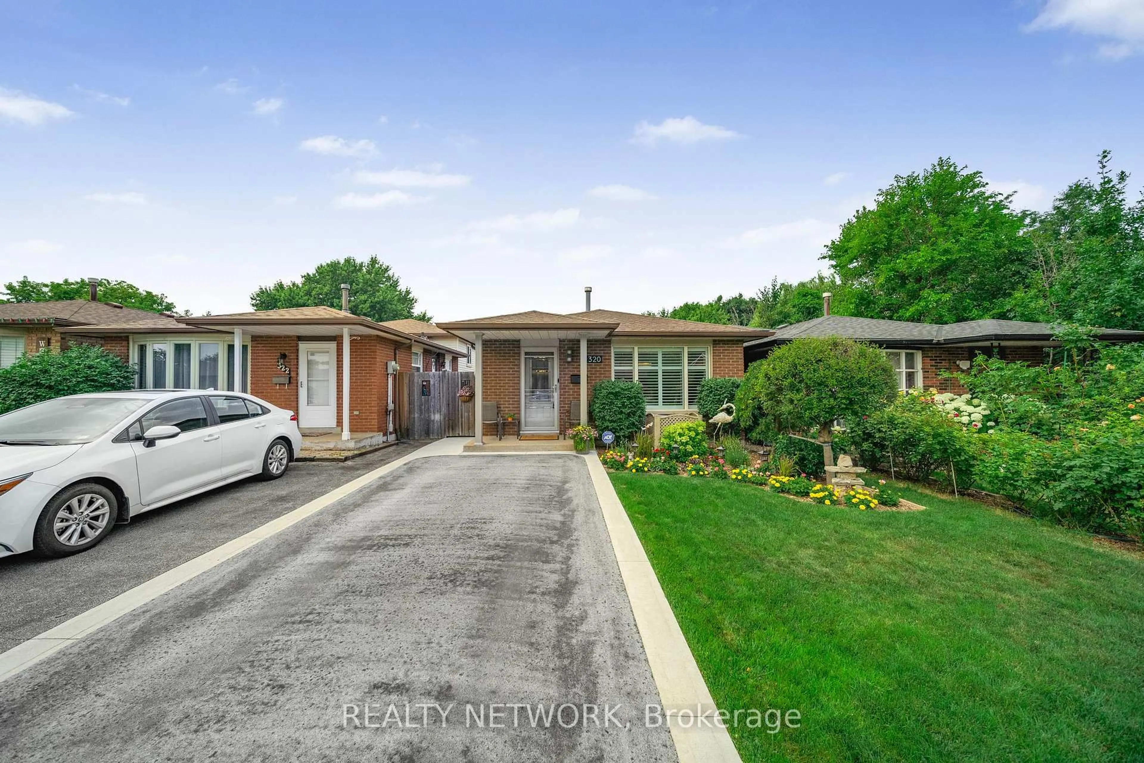 A pic from outside/outdoor area/front of a property/back of a property/a pic from drone, street for 320 East 24th St, Hamilton Ontario L8V 2Y6