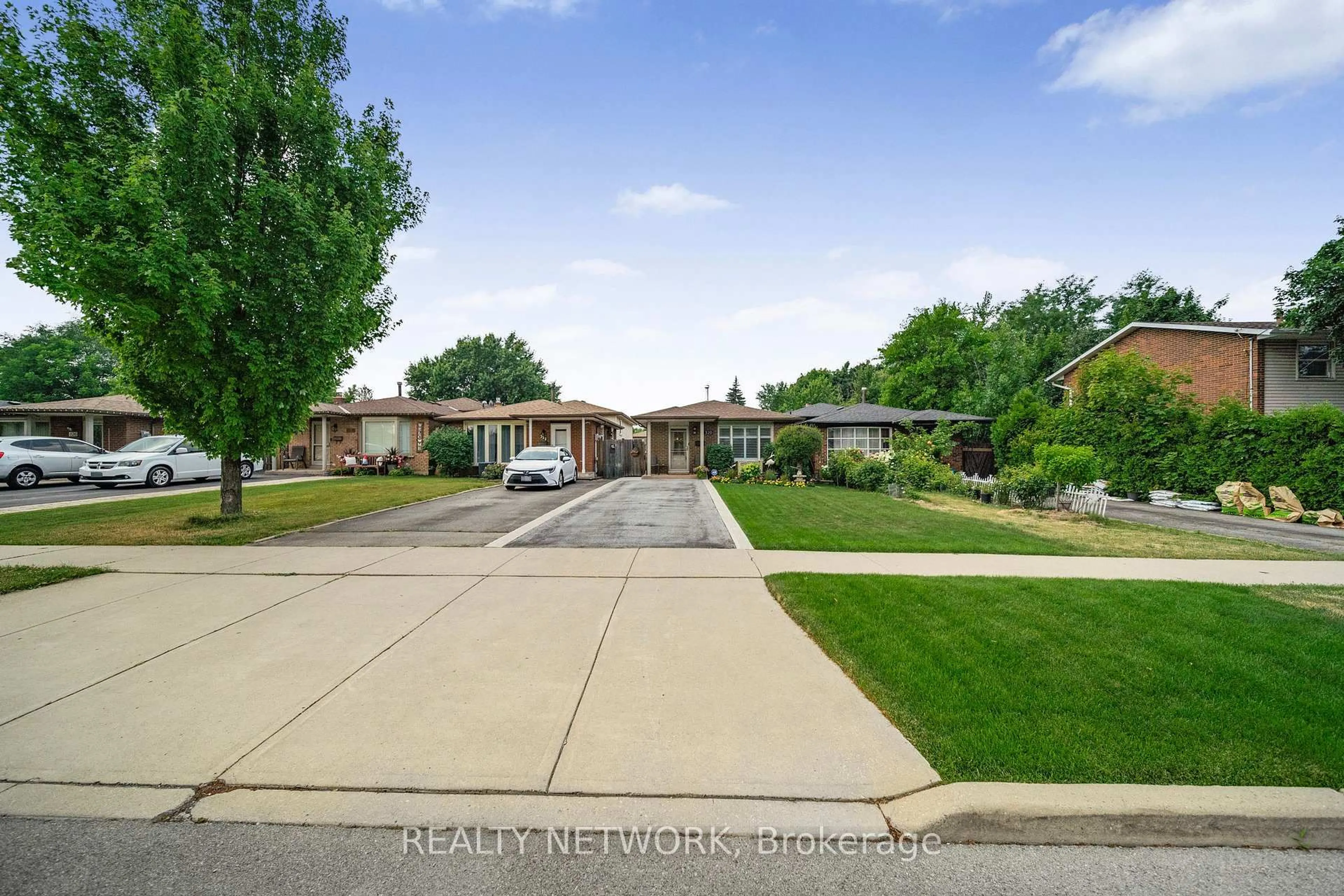 A pic from outside/outdoor area/front of a property/back of a property/a pic from drone, street for 320 East 24th St, Hamilton Ontario L8V 2Y6