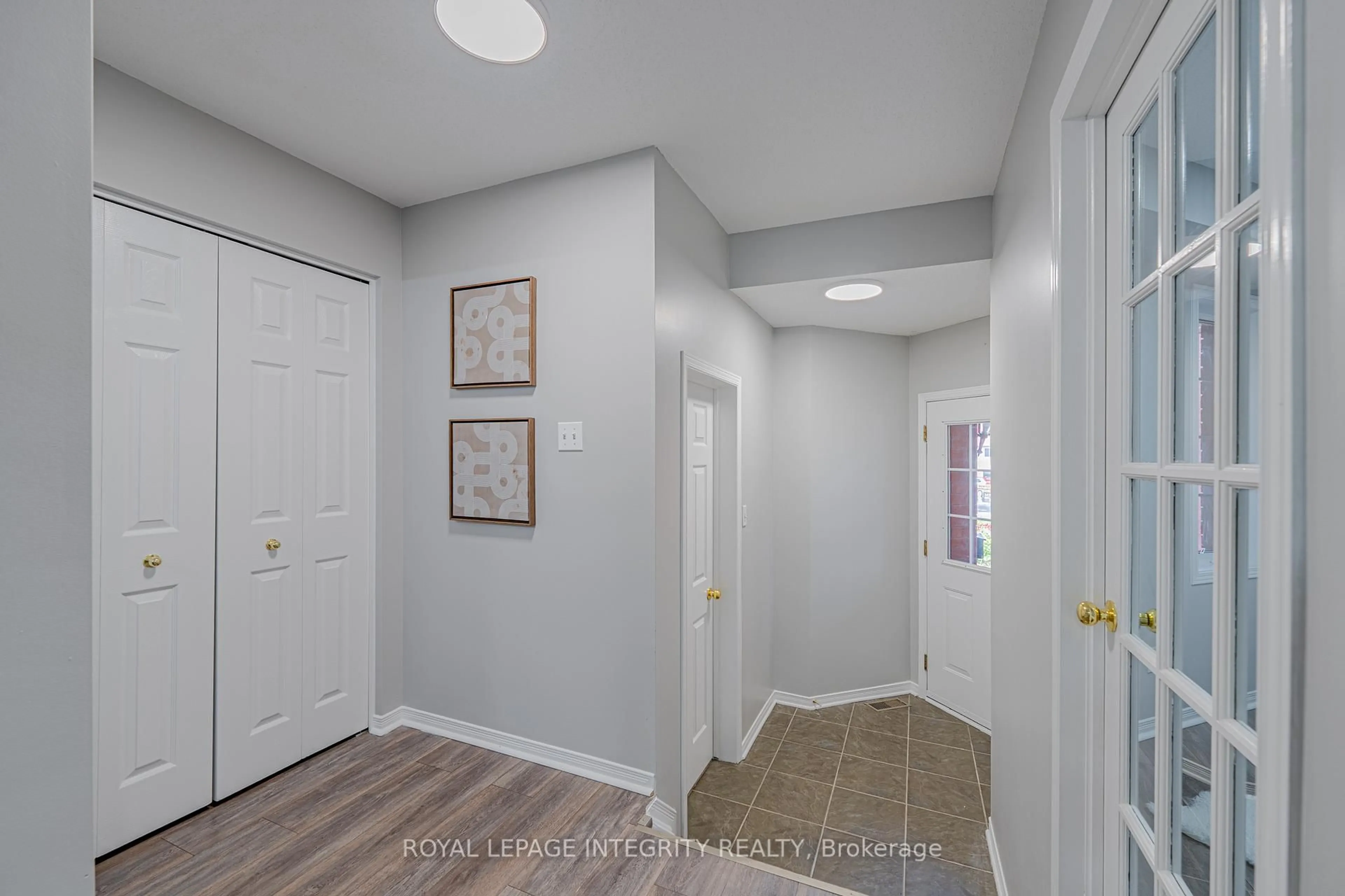 Indoor entryway for 165 KINROSS Private, Ottawa Ontario K2K 3P8