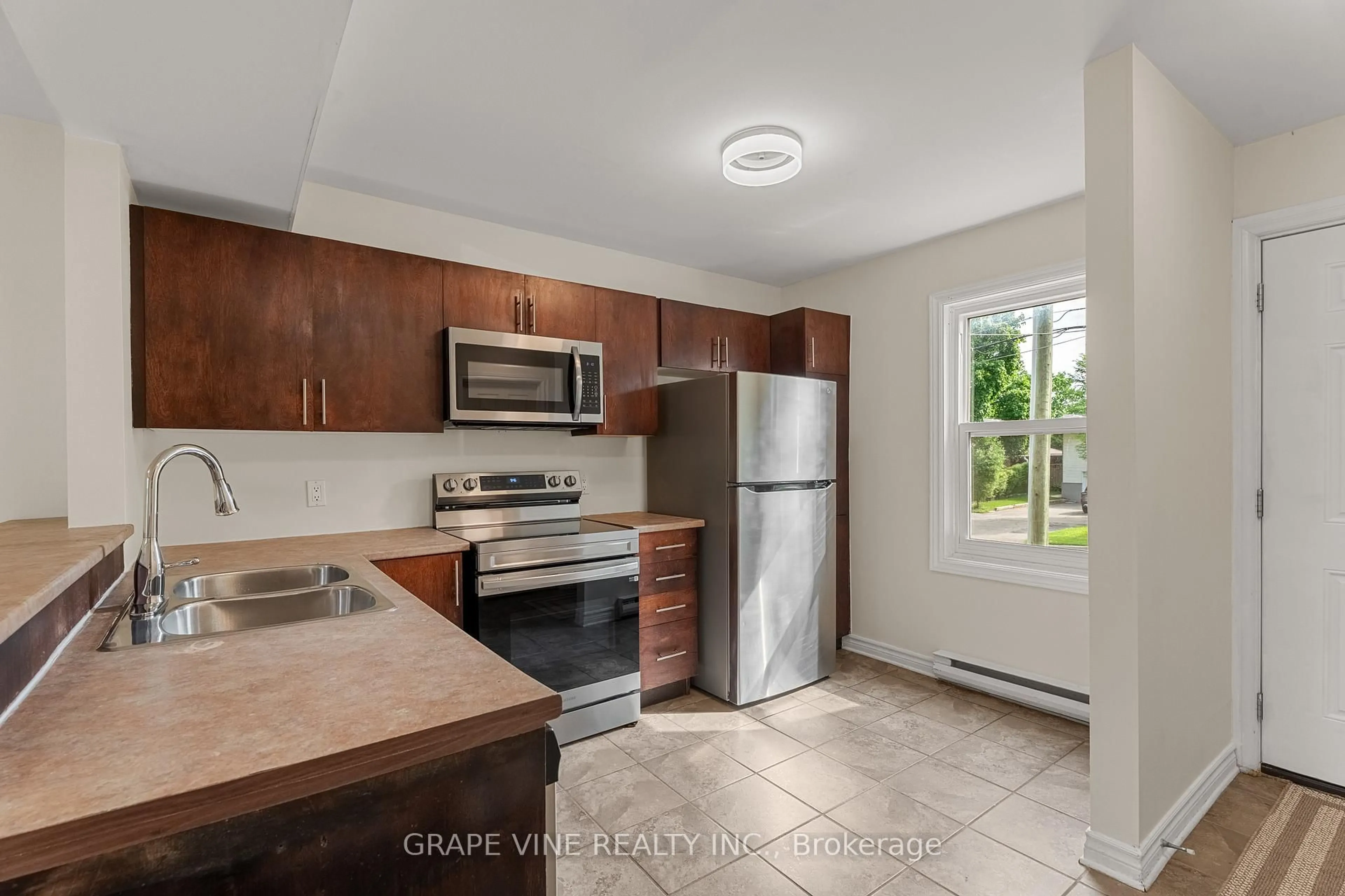 Standard kitchen, unknown for 1250 Mcwatters Rd #72, Ottawa Ontario K2C 3P5