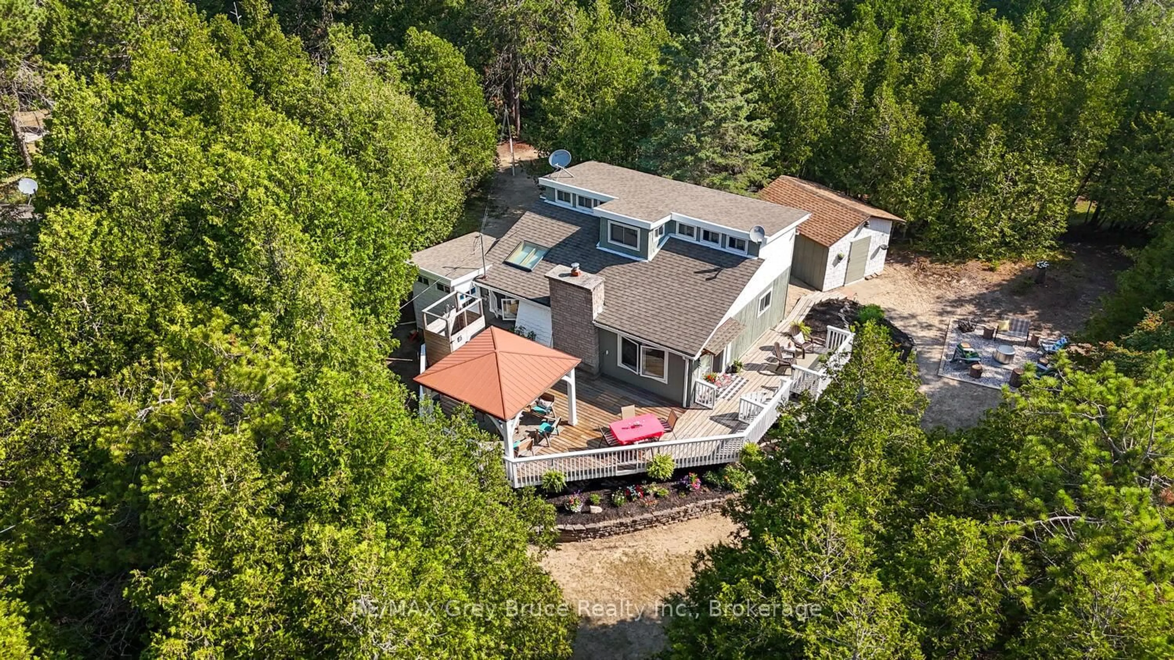 A pic from outside/outdoor area/front of a property/back of a property/a pic from drone, unknown for 280 Ogimah Rd, Native Leased Lands Ontario N0H 2T0