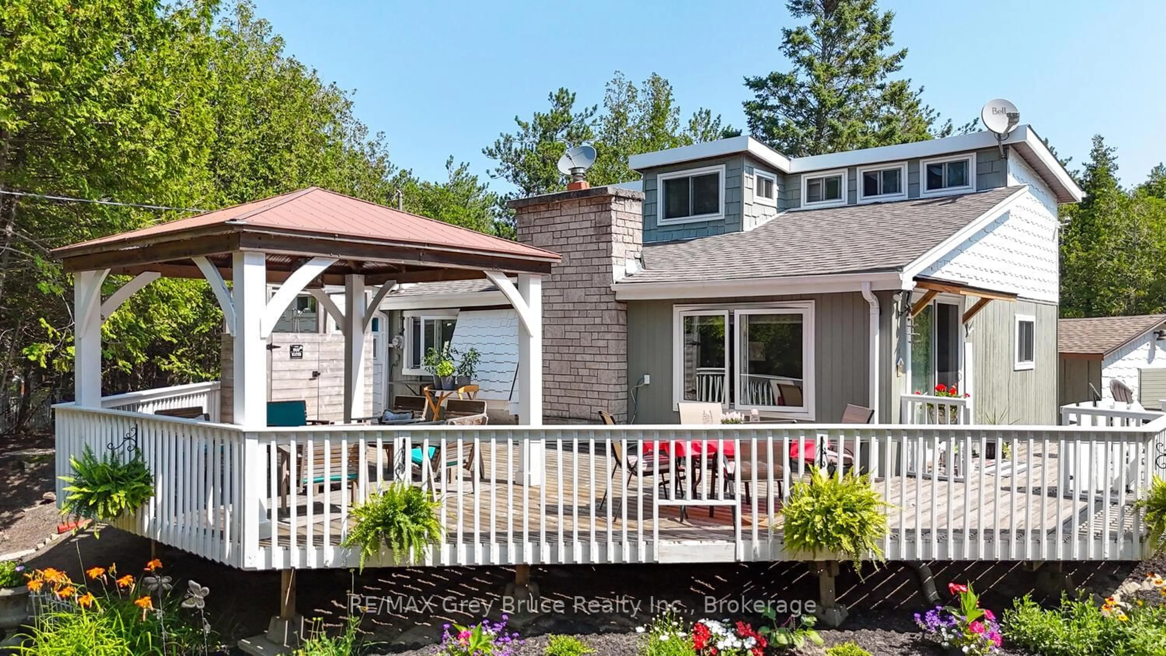 Home with vinyl exterior material, unknown for 280 Ogimah Rd, Native Leased Lands Ontario N0H 2T0