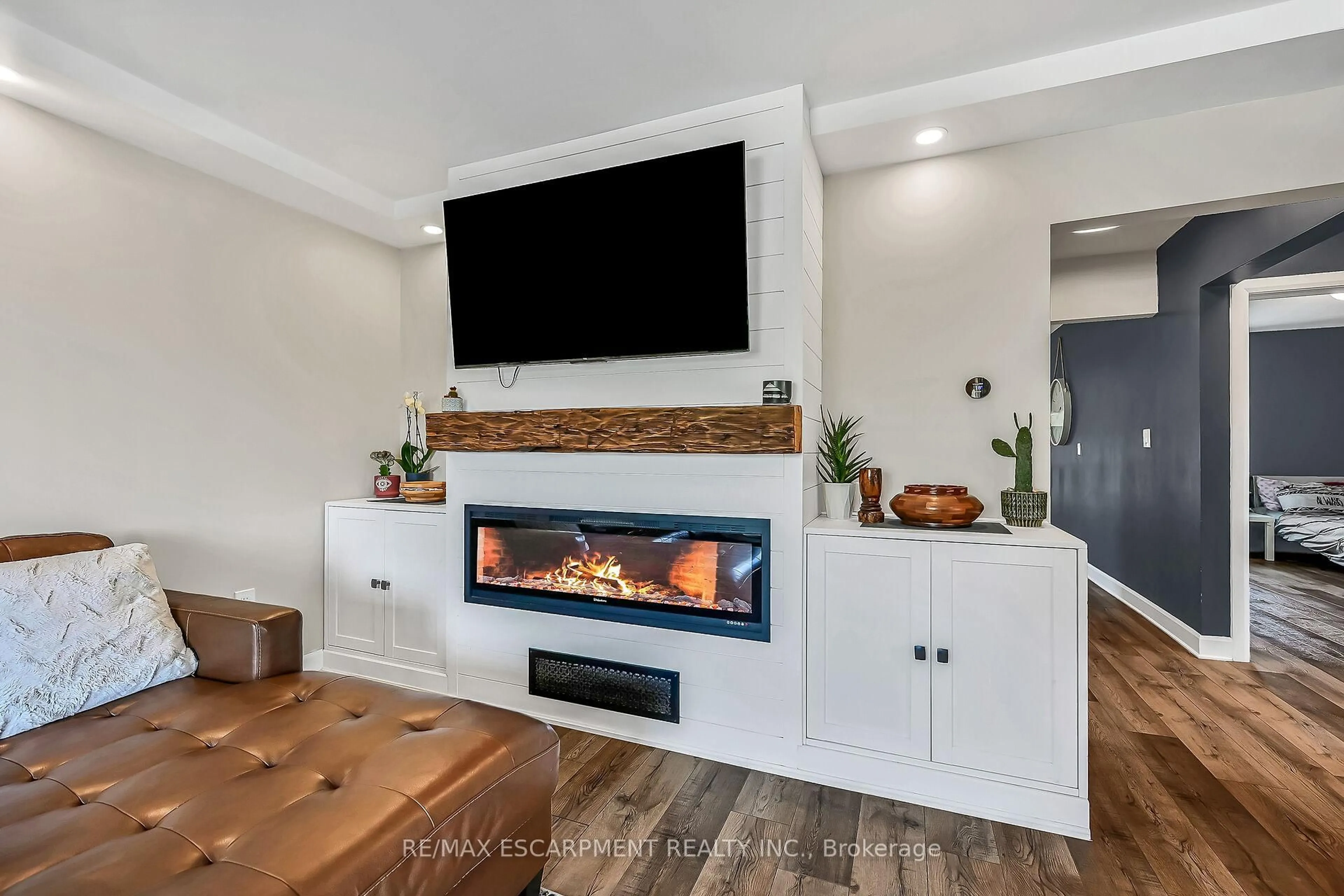 Home theater for 435 EAST 42ND St, Hamilton Ontario L8T 3B2